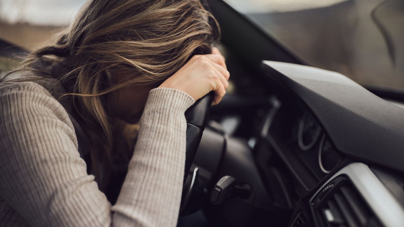 Frau (31) schläft im Auto – dann klopft Polizei an Tür