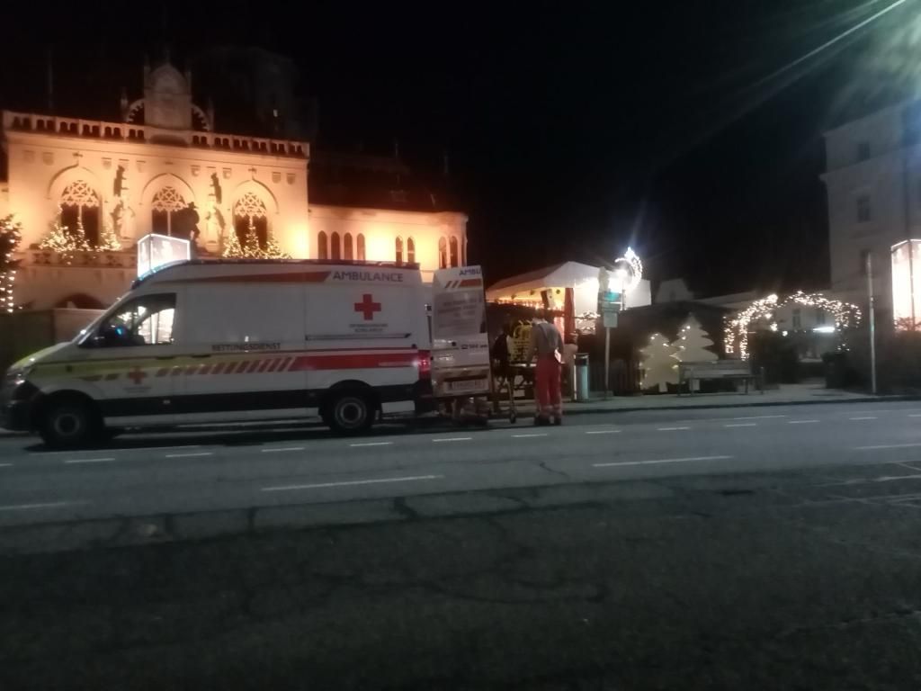 Rettung im Einsatz: Frau wurde am Adventmarkt in Korneuburg schwer verletzt.