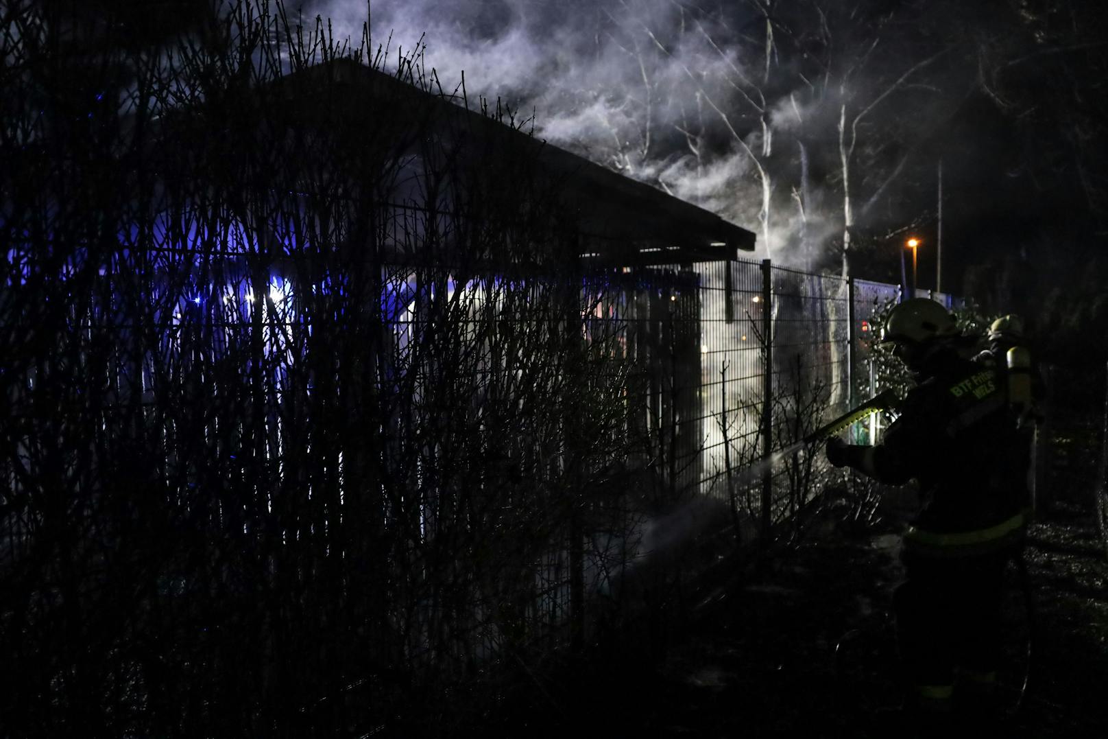 Eine brennende Müllinsel auf dem Gelände eines Schulungszentrums in Wels-Lichtenegg, der bereits auf einen Container, Bäume und Sträucher übergegriffen hatte, sorgte am späten Montagabend für einen Einsatz zweier Feuerwehren.