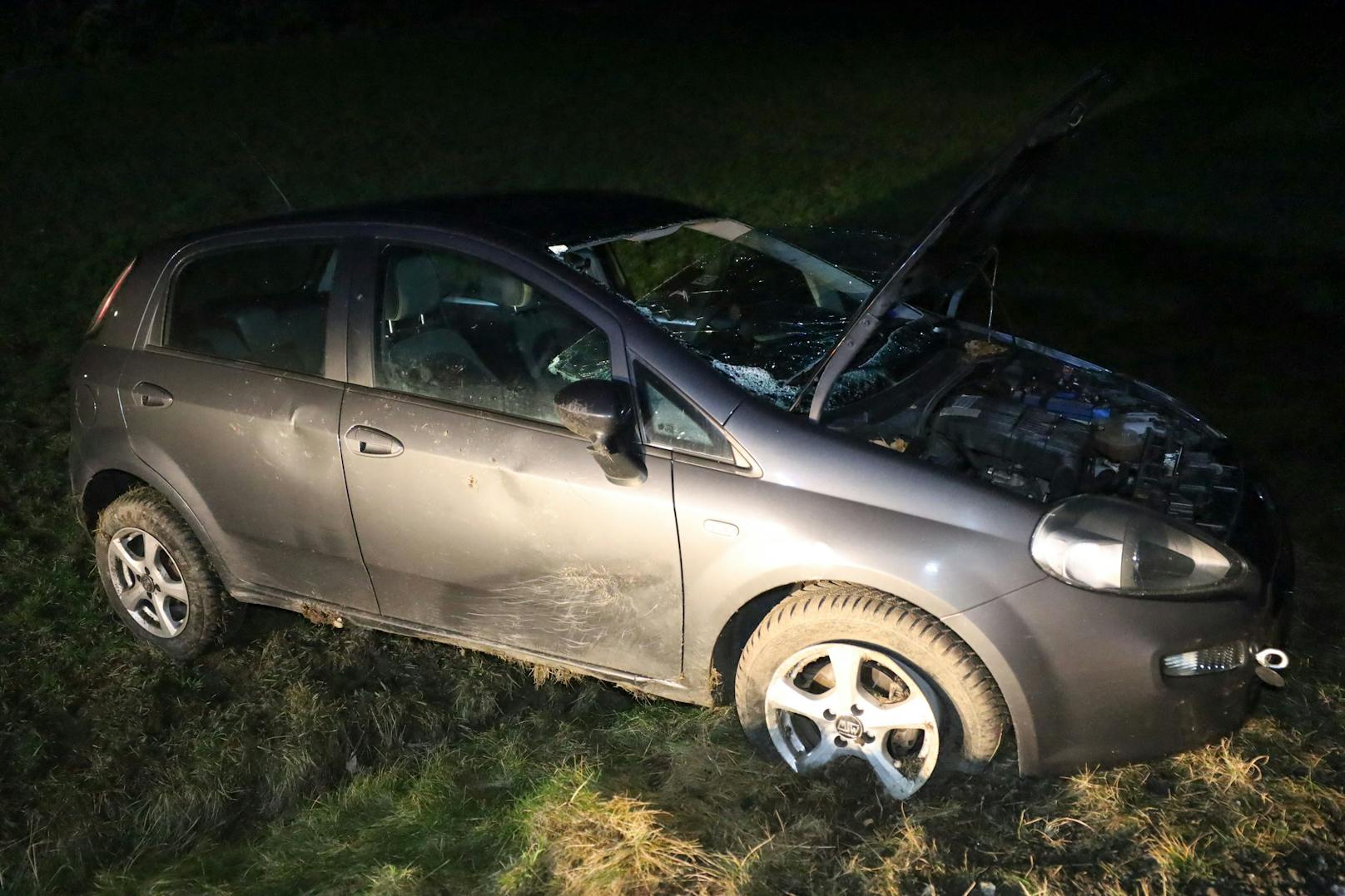 Ein schwerer Verkehrsunfall hat sich Dienstagfrüh auf der L513 Unterinnviertler Straße bei Taiskirchen im Innkreis (Bezirk Ried im Innkreis) ereignet.