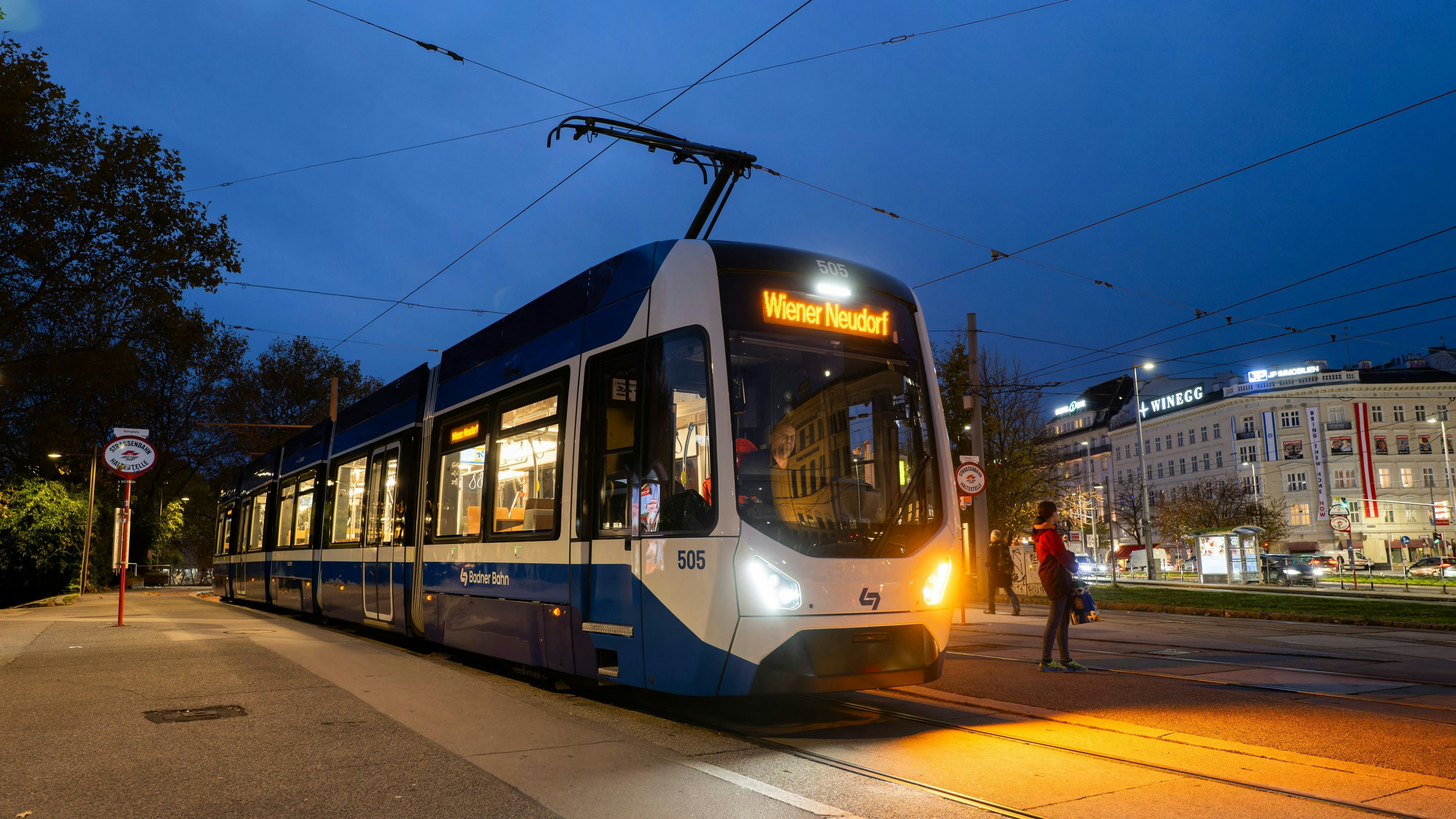 Verschiedene Bahnen, wie etwa die Badner Bahn, fahren jetzt am Wochenende auch nachts. WLB 500er in Doppeltraktion; © FOTObyHOFER/Christian Hofer, 16.11.2023