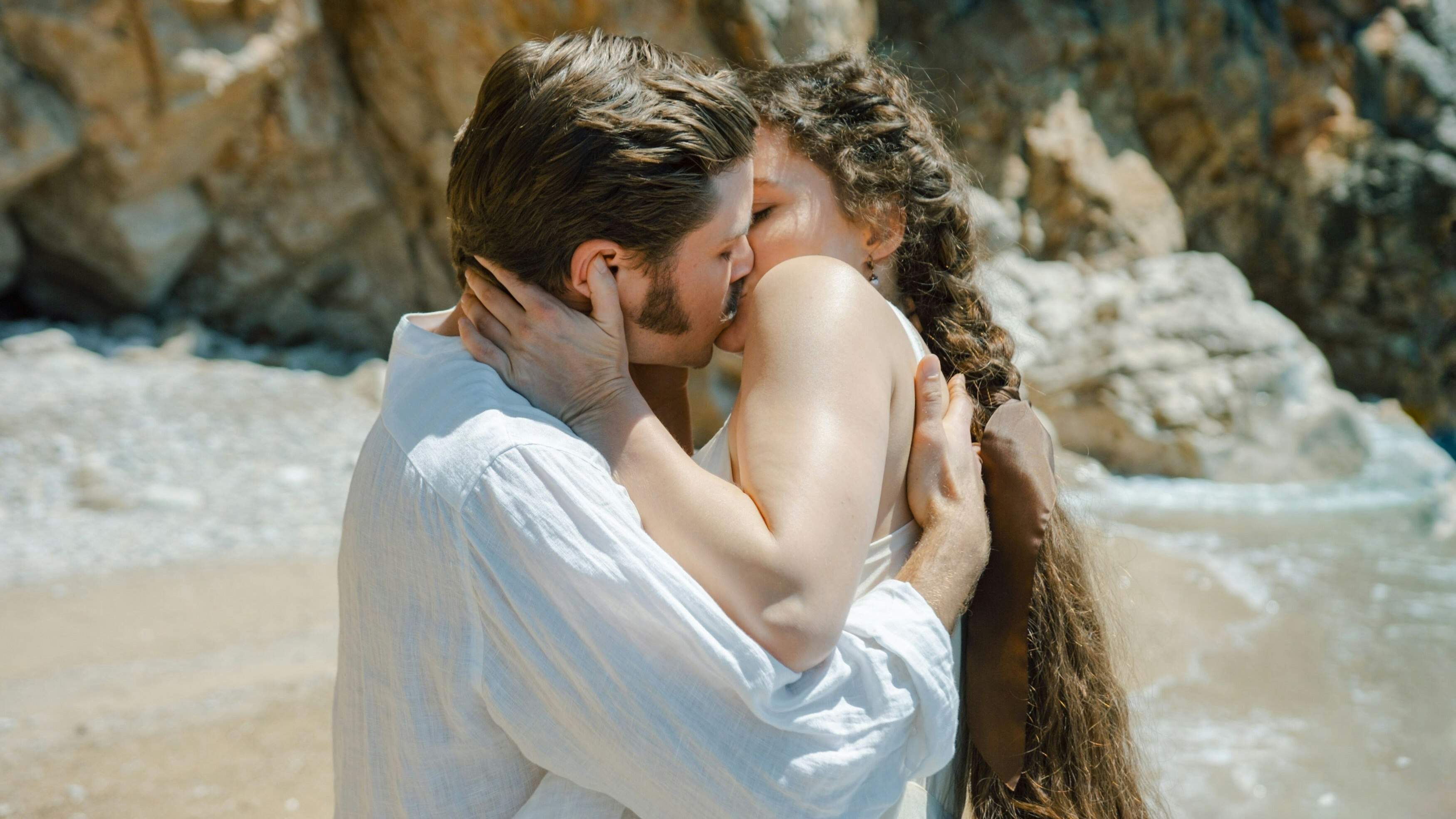 Sisi - Folge 16 - Franz hat endlich von Sisis Aufenthaltsort erfahren und überrascht sie mit seinem Besuch. Sisi schließt ihn überglücklich in die Arme, doch auf die Wiedersehensfreude folgt ein bitteres Erwachen. Erzherzogin Sophie lässt inzwischen ihre Beziehungen zu Zar Alexander II. spielen und hofft, dass er zur Eröffnung der Weltausstellung nach Wien kommen wird. Franz will die Arbeiter, die die Waffen gestohlen haben, hart bestrafen, was zu einem Zerwürfnis mit Graf Grünne führt. Um sich von seinen Sorgen abzulenken, lässt sich Franz zu einem unbedachten Abenteuer hinreißen. - Im Bild: Franz (Jannik Schümann, l.) folgt Sisi (Dominique Devenport, r.) nach Südfrankreich. Am Strand kommen sie sich nach einer Diskussion über Sisis Flucht und Rudolfs Zukunft auf der Militärakademie wieder näher. Foto: ORF/Beta Film/RTL/Story House Pictures/Armands Virbulis. Veröffentlichung honorarfrei nur für redaktionelle Berichterstattung in Sendungszusammenhang und mit Copyrightangabe. Kontakt: foto@orf.at