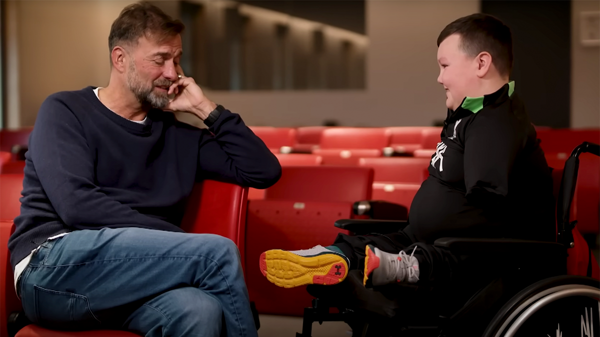 Jürgen Klopp mit dem jungen Daire im Trainingszentrum.