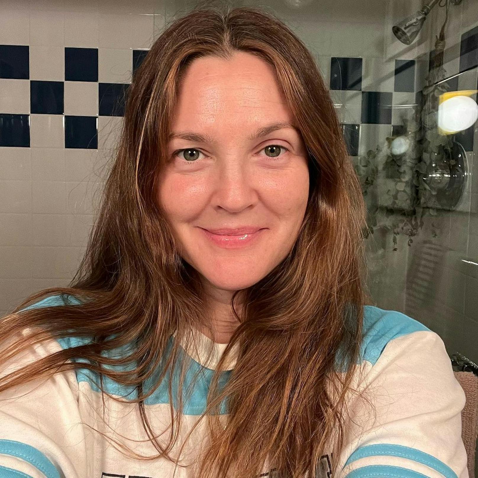 Drew Barrymore begeistert mit ungeschminktem Selfie: "So sieht 47 aus", schreibt sie dazu.