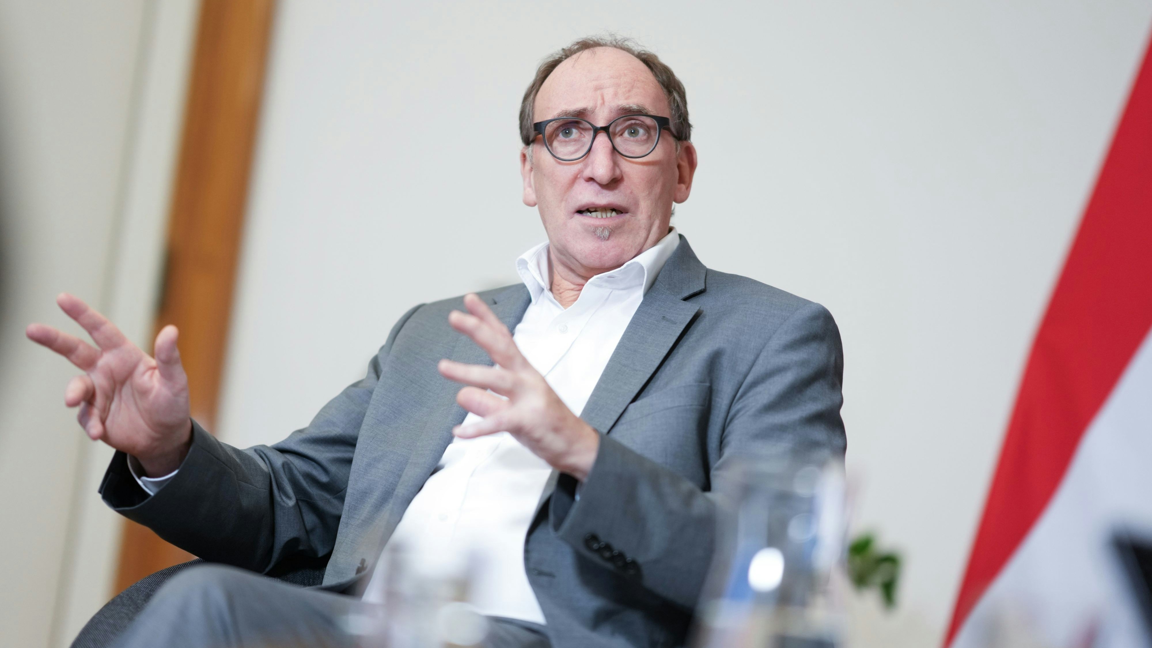 Download von www.picturedesk.com am 27.12.2023 (11:59).  ABD0005_20231227 - WIEN - ÖSTERREICH: Gesundheits- und Sozialminister Johannes Rauch (Grüne) am Mittwoch, 20. Dezember 2023, anl. eines Interviews mit der APA - Austria Presse Agentur in Wien. - FOTO: APA/EVA MANHART - 20231220_PD16650 - Rechteinfo: Rights Managed (RM)