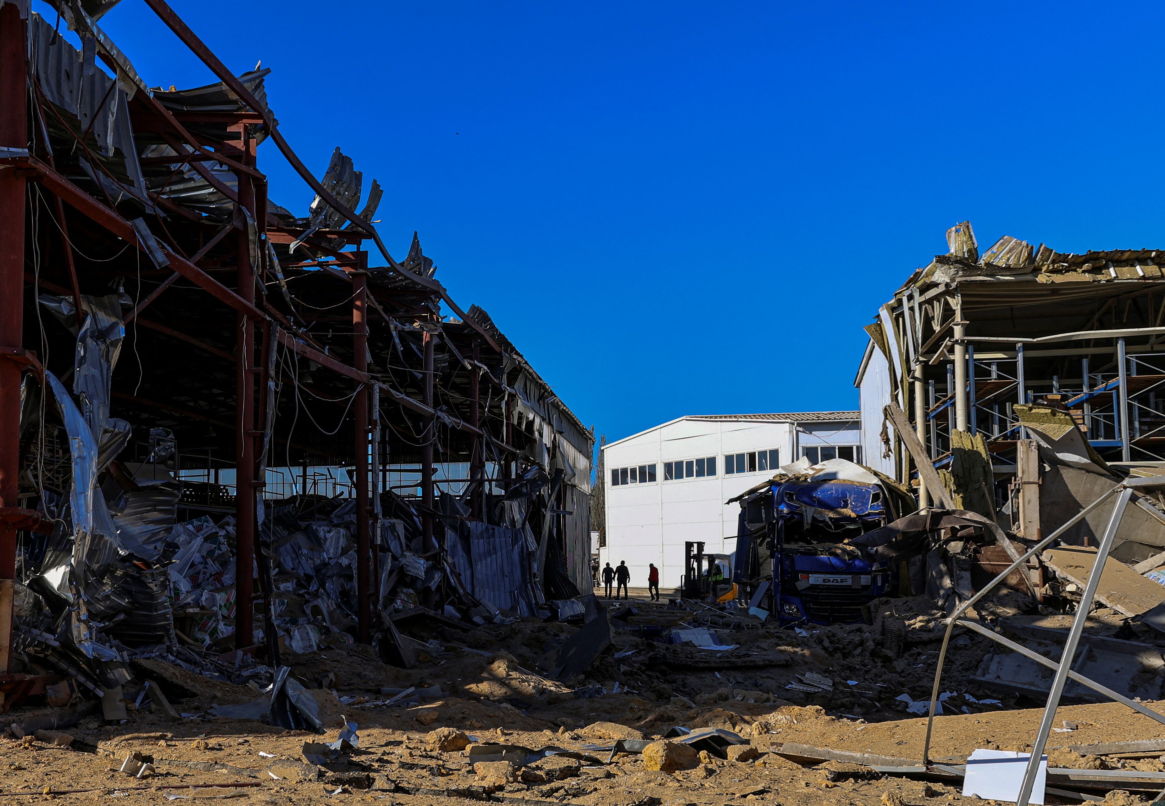 Die Behörden teilten mit, dass mehr als 100 Zivilisten nun mit Bussen aus der frontnahen Stadt hinaus und in Sicherheit gebracht werden sollen.