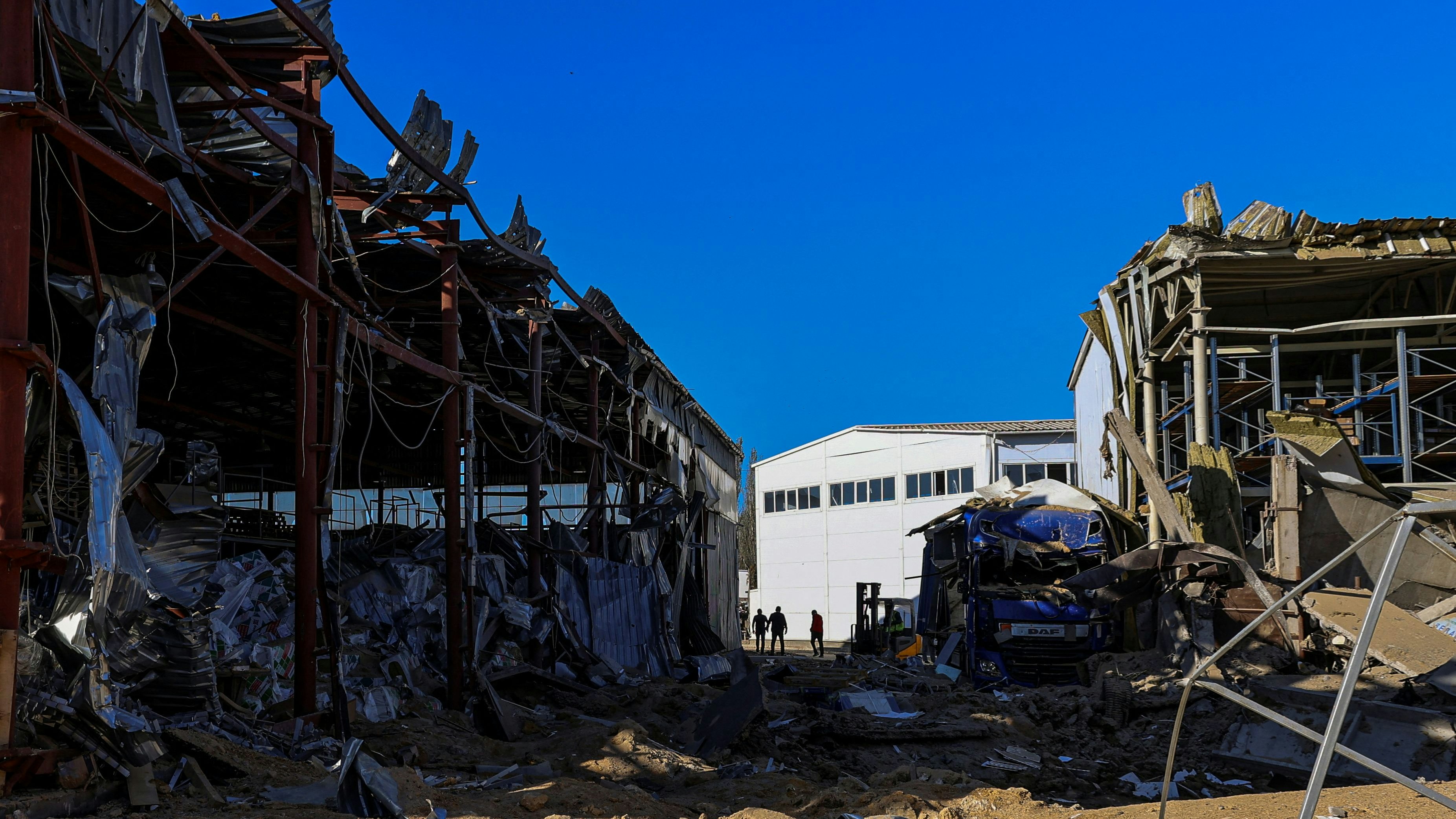 Die Behörden teilten mit, dass mehr als 100 Zivilisten nun mit Bussen aus der frontnahen Stadt hinaus und in Sicherheit gebracht werden sollen.