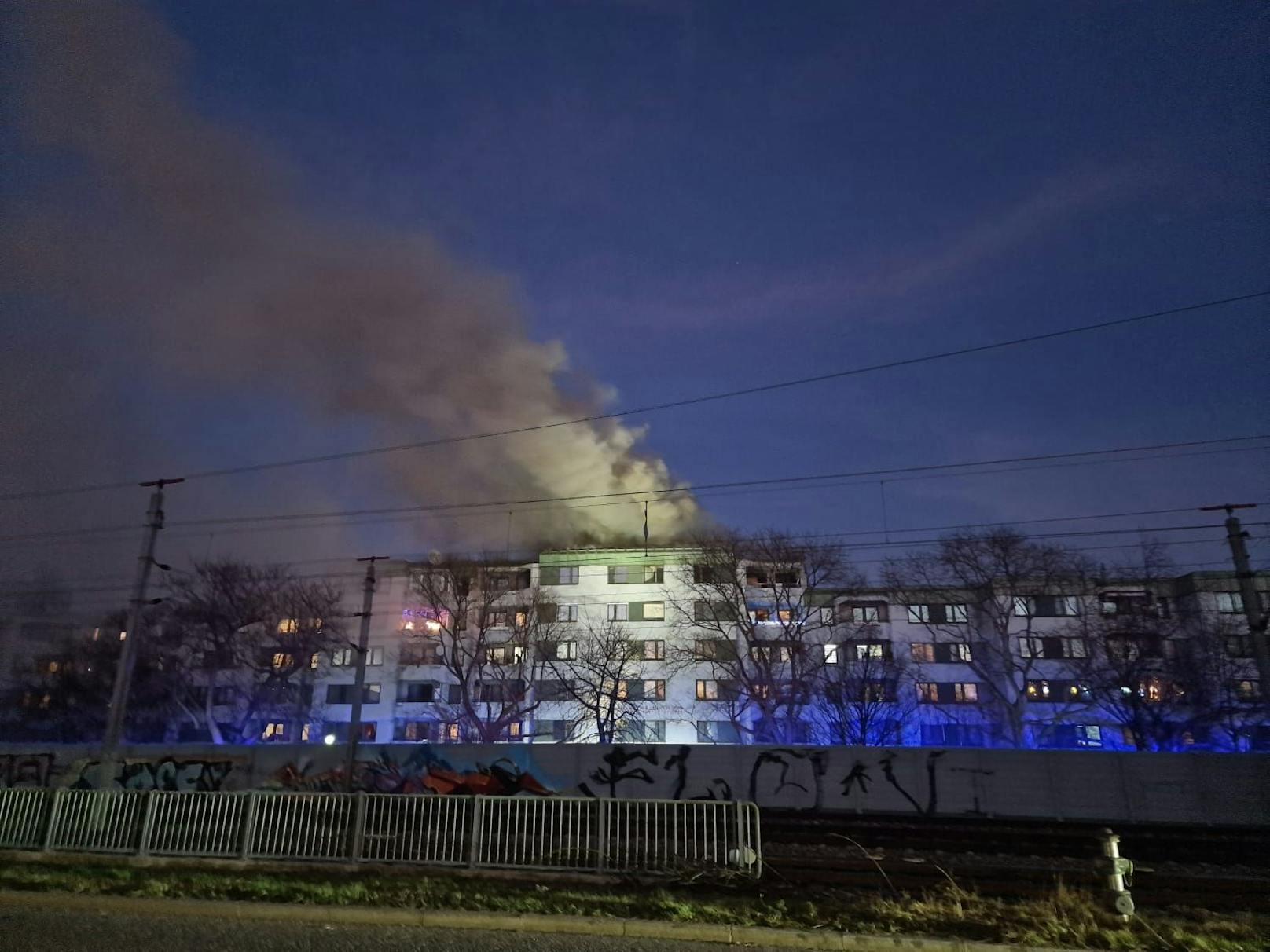 Ein Feuer in einem Wiener Gemeindebau sorgte Mittwochabend für einen Großeinsatz.