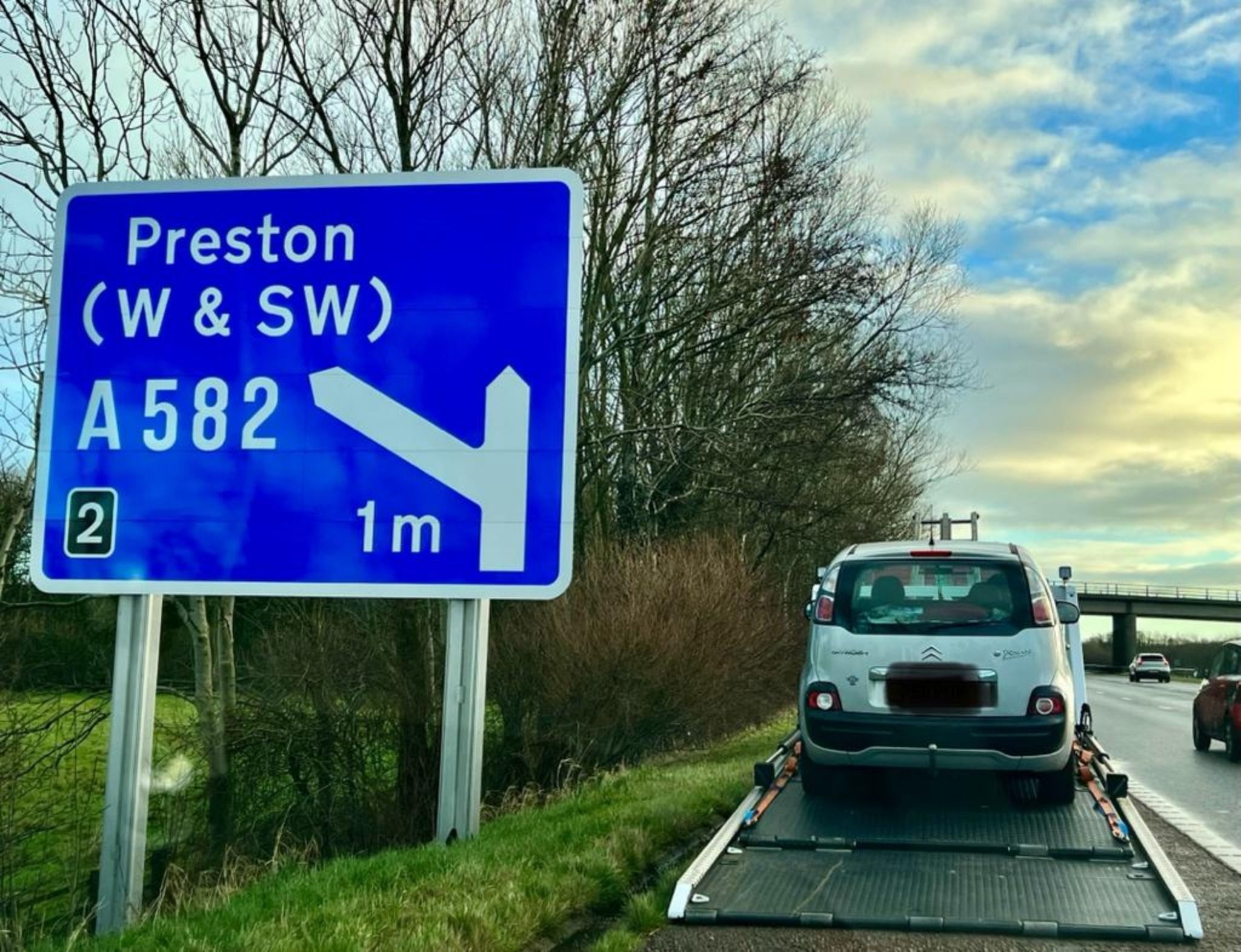 Der Lenker dieses silbernen Citroën war jahrzehntelang ohne Führerschein unterwegs. Jetzt droht ihm ein juristisches Nachspiel.