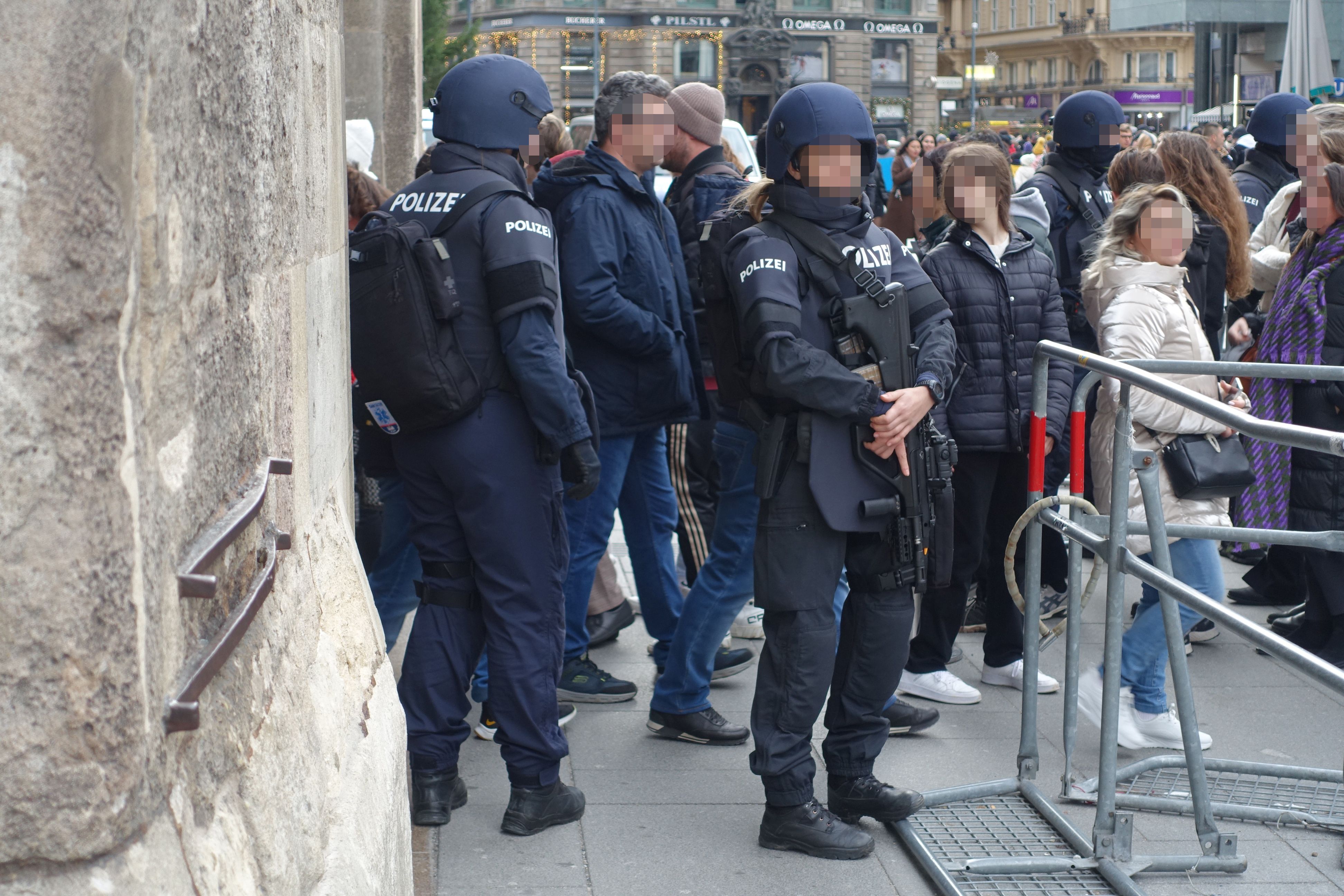Schwerbewaffnete Polizisten mussten rund um Weihnachten die Besucher des Stephansdoms schützen.