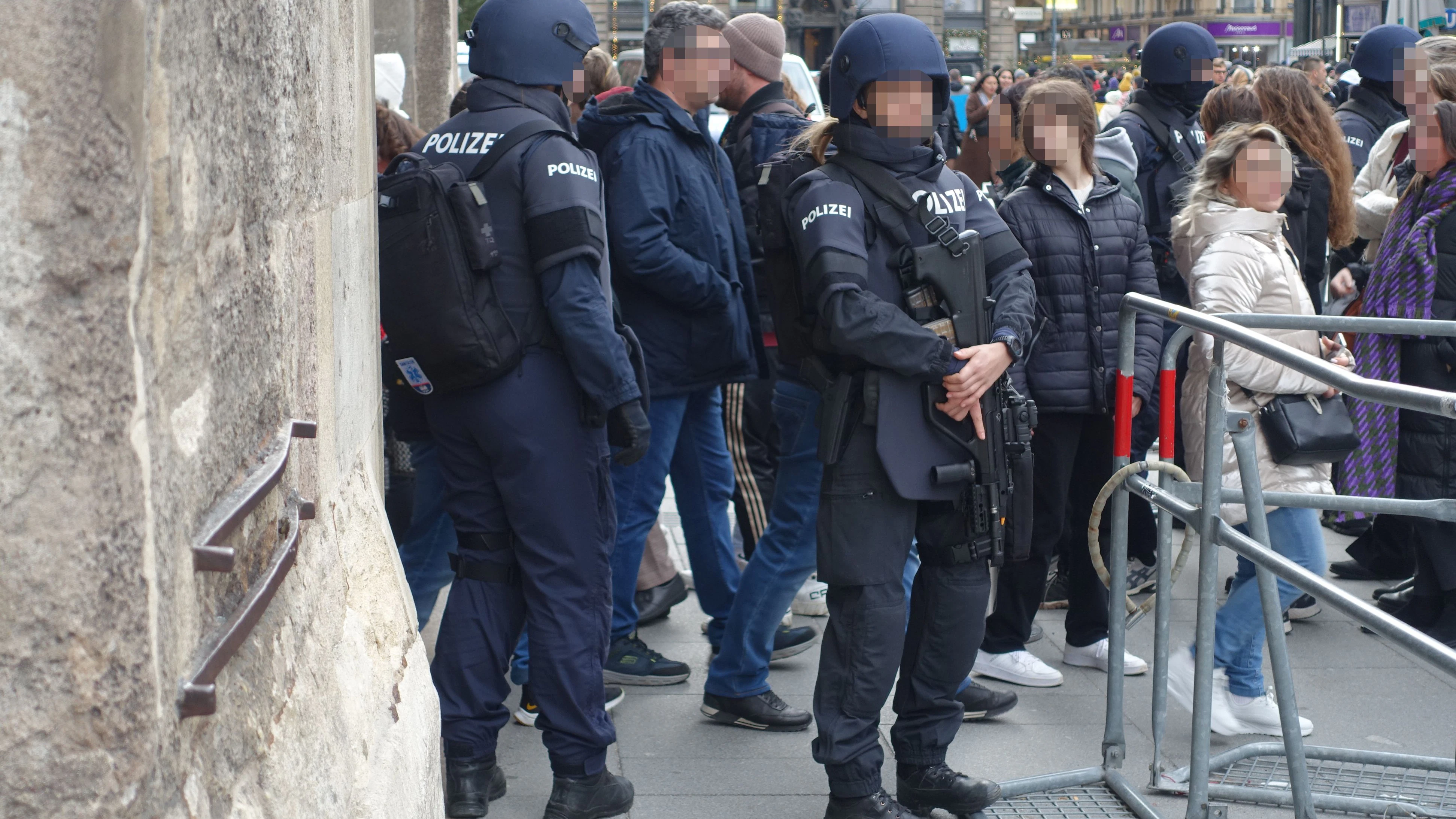Schwerbewaffnete Polizisten mussten rund um Weihnachten die Besucher des Stephansdoms schützen.