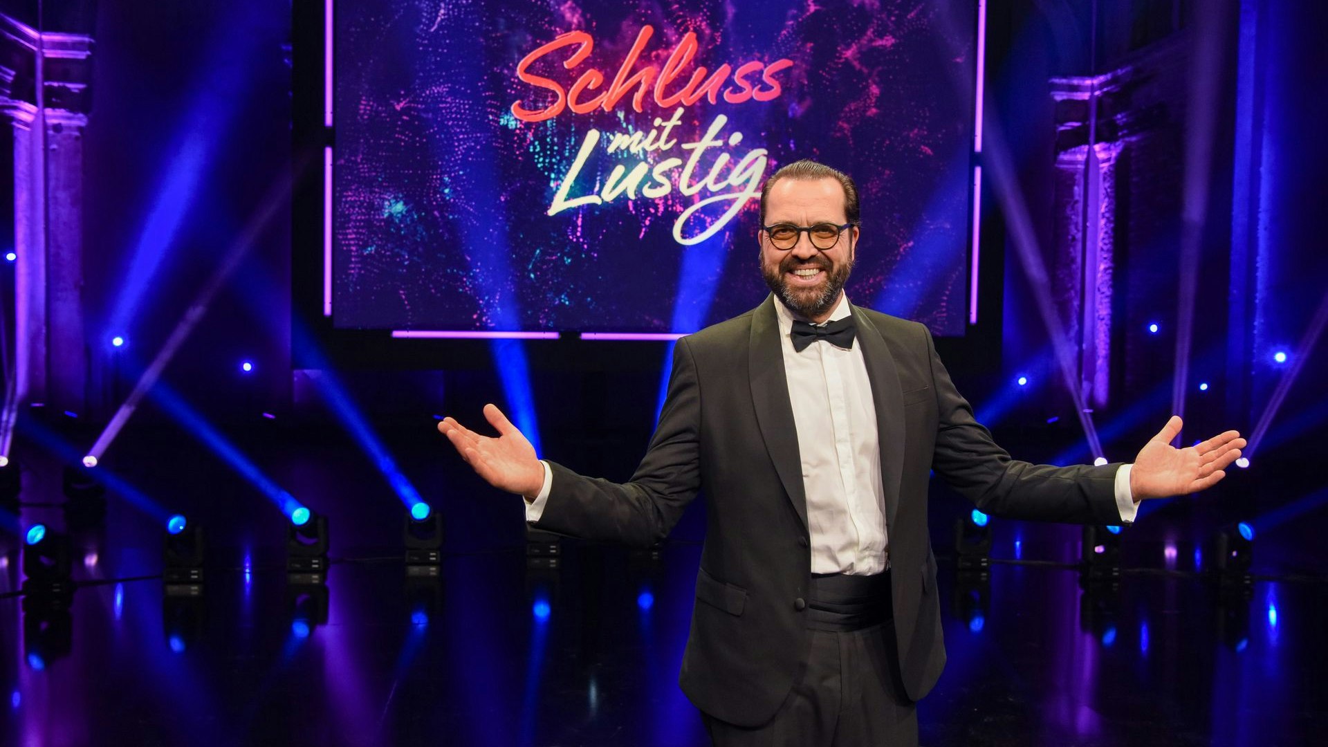 - Schluss mit lustig - Der satirische Jahresrückblick 2023 - - Das Jahr 2023 war weltweit von überschaubarer Schönheit - da braucht es am Jahresende viel gute Energie und vor allem die unterschiedlichen Zugänge eines großen Teils der österreichischen Kabarettszene, um 2023 gemeinsam zu veratmen. Gerald Fleischhacker führt souverän durch den Abend und hat vorab die Rollen verteilt, damit alle ganz genau wissen, was sie zu tun haben: Gery Seidl kümmert sich gewohnt pointiert um die österreichische Innenpolitik. Die großartigen Kernölamazonen (Caroline Athanasiadis und Gudrun Nikodem- Eichenhardt) sind zu zweit, klingen aber wie viele : im Stil der Comedian Harmonists besingen sie die neue österreichische Lebensnormalität und führen uns dann als "Abba" das "Waterloo" des Klimawandels vor Augen. Klaus Eckel beschäftigt sich mit der Inflation und teilt mit uns seine Angst davor, sich in naher Zukunft in ein Chipspackerl abseilen zu müssen. Auf Chips musste Clemens Maria Schreiner komplett verzichten - hat er doch die Aufgabe bekommen, sich die Kulturhighlights des ablaufenden Jahres noch einmal genauer anzusehen. Und - so viel sei vorweggenommen - nicht alles so für'n Hugo wie der Hofmannsthal in Salzburg. Gernot Kulis wollte diesmal den Sport nicht übernehmen und hat dafür quasi zur Strafe kurz vor der Sendung die interessantesten Jahresstatistiken aufgebrummt bekommen. Ganz viel dabei, das man nicht zwingend wissen muss oder macht es was mit einem, wenn man erfährt, dass etwa 25 Prozent der ÖsterreicherInnen auf Rollenspiele beim Sex stehen? Malarina hat die Herausforderung (inklusive "Aufwandsentschädigung"..) angenommen und kümmert sich als bekennende Nicht-Sportlerin um den Sport. Dabei verrät sie dem Publikum einen ihrer geheimsten Wünsche: sie möchte einmal im Leben richtig gute Wanderschuhe besitzen und die dann auf einem Tiroler Berggipfel aussetzen. Alex Kristan schlüpft in sein Alter Ego und erklärt als Hans Krankl, was in außenpolitischen Belangen im Jahr 2023 so passiert ist und als krönenden Abschluss hält Bundeskanzler Schmähhammer eine seiner unvergesslichen Reden an die Nation, also an alle BurgerInnen- und außen. Leider nicht ganz ungestört, weil ihm Ex-Bundeskanzler Kurz (dargestellt von Daniel Sattler) permanent ins Werk bzw. in die Rede pfuscht. Als Tüpfelchen auf dem i gibt es den Gastauftritt von Kristina Sprenger in einem Sketch, der vor Augen führt, wie es ausgehen kann, wenn man zu sehr auf künstliche Intelligenz vertraut. Die geballte kabarettistische Intelligenz kann viel: sie setzt Geschehenes in Relation, unterstreicht, dass es immer noch hätte schlimmer kommen können und präsentiert Lösungen: Lehrermangel in den Klassenzimmern etwa ist so 2023! Problem erkannt, Problem gelöst! So kann man doch mit einem Lächeln zurückschauen auf dieses vermaledeite Jahr und mit Überzeugung sagen: jetzt ist Schluss mit Lustig - aber fix! Im Bild: Gerald Fleischhacker. - SENDUNG: ORF1 - FR - 29.12.2023 - 20:15 Uhr - Copyright: ORF/Hubert Mican - Veröffentlichung honorarfrei nur für redaktionelle Berichterstattung in Sendungszusammenhang und mit Copyrightangabe. Kontakt: orf@info.at