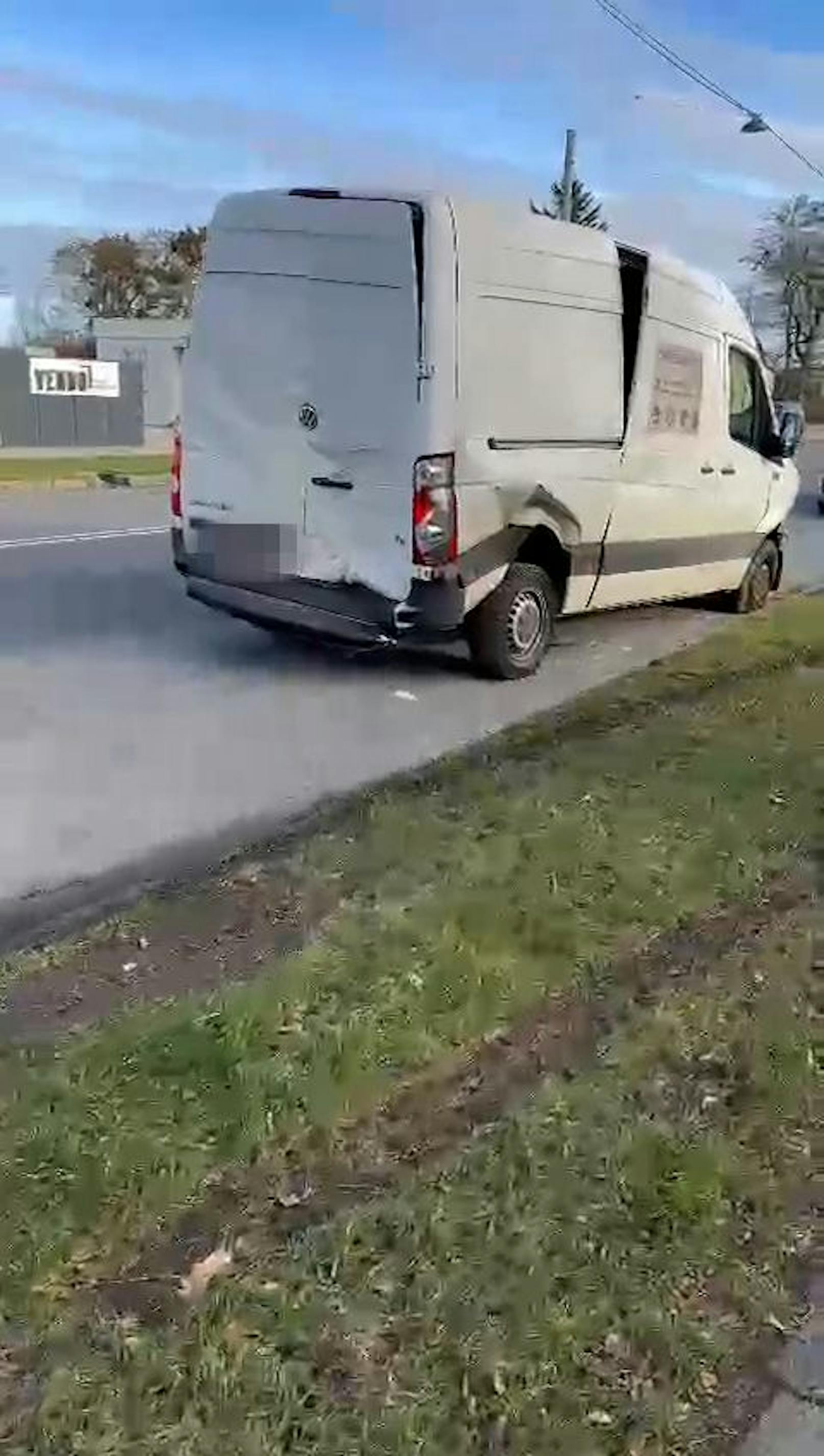 Der Kleintransporter ist völlig demoliert.