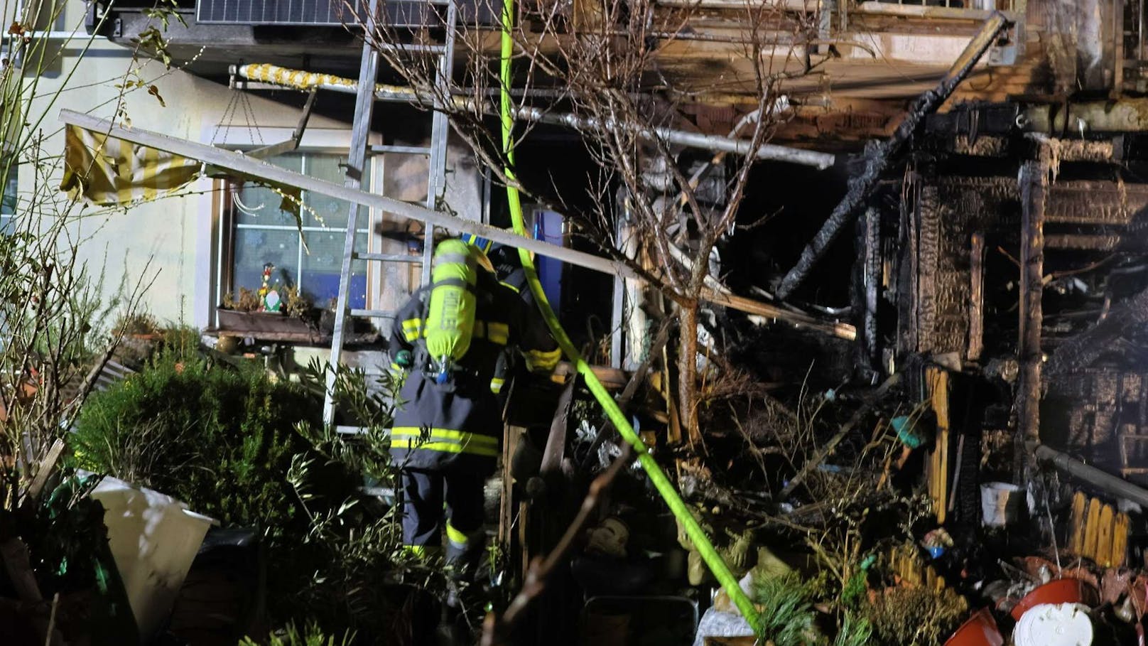 Die Feuerwehren Sollenau, Felixdorf, Theresienfeld und Matzendorf-Hölles kamen mit rund 90 Mitgliedern und löschten den Brand.