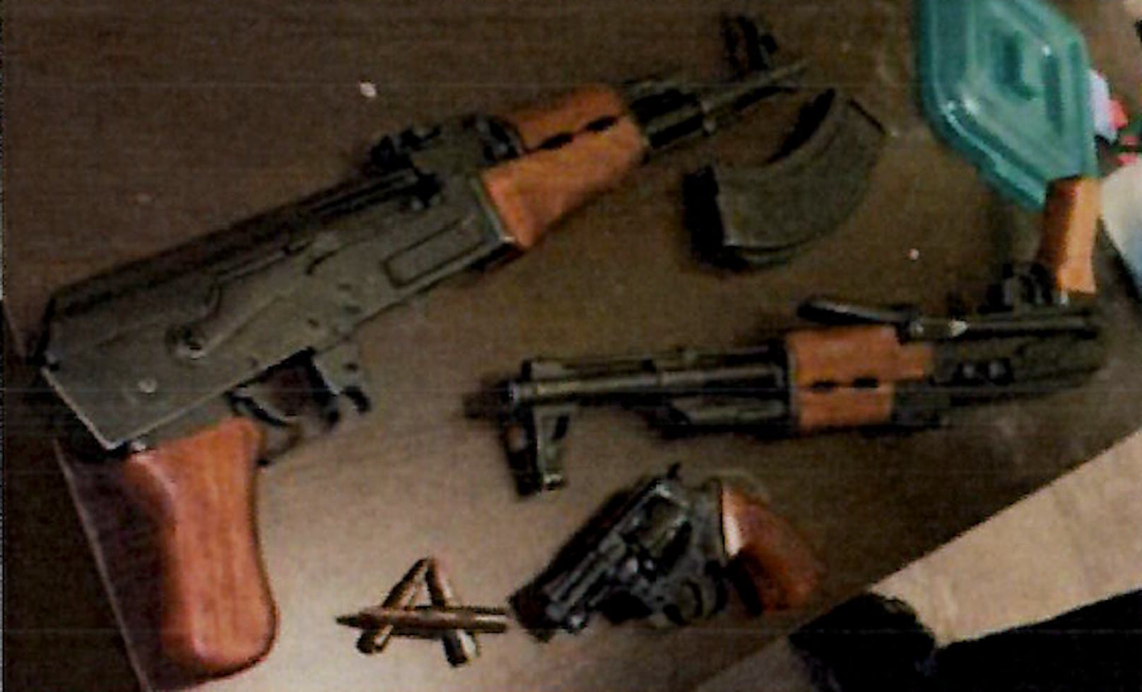 Mehrere Waffen wurden auf dem Handyfoto eines Verdächtigen detektiert – diese wurden teilweise noch nicht gefunden.
