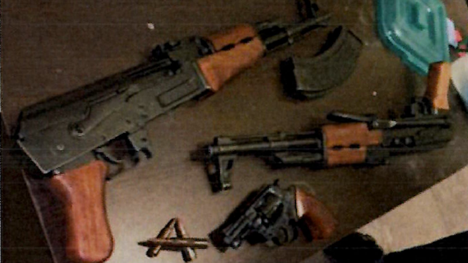 Die Waffen auf dem Handyfoto eines Verdächtigen.