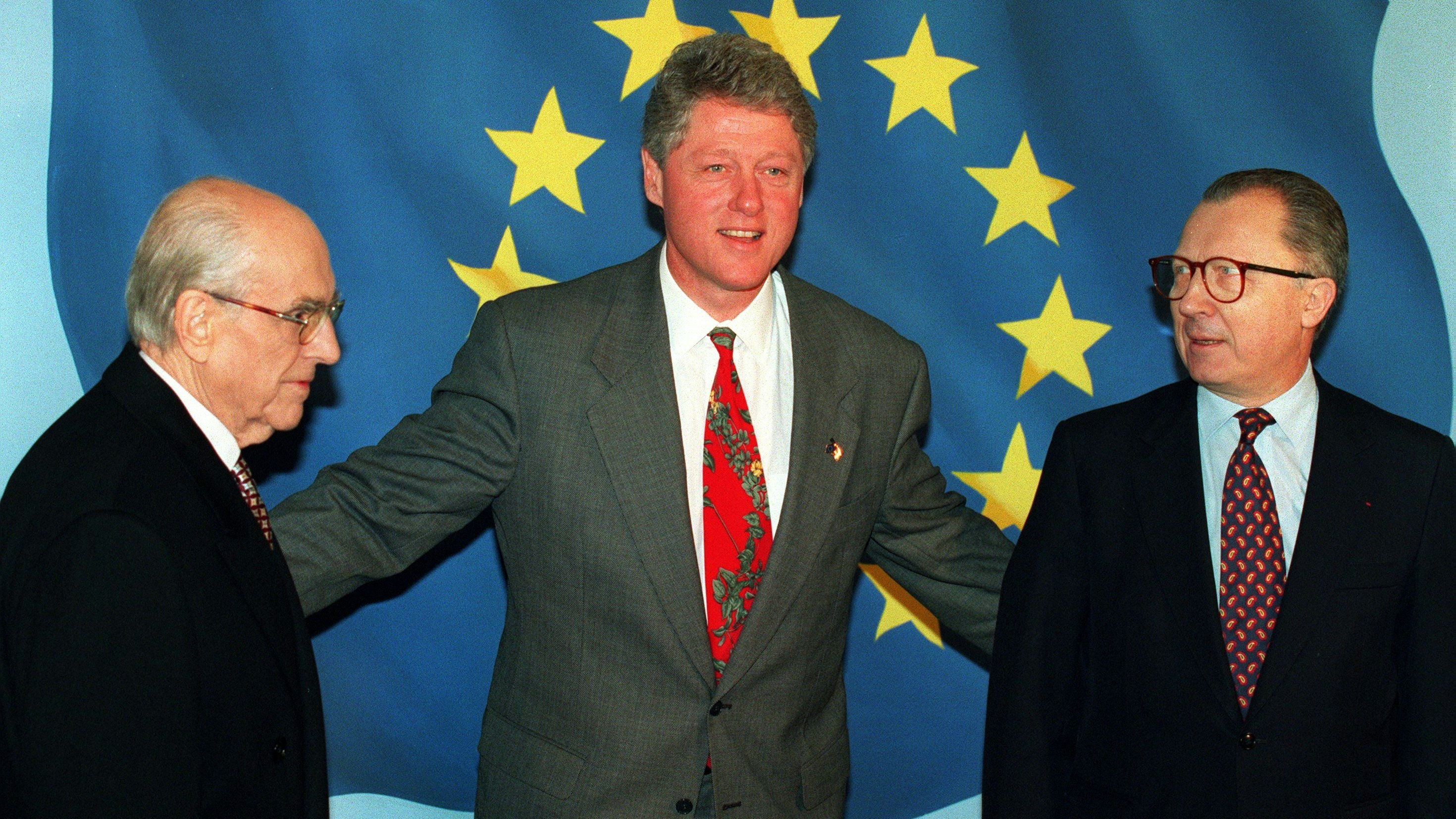 Treffen in Brüssel zwischen EU-Kommissionspräsident Jacques Delors, US-Präsident Bill Clinton und dem griechischen Premierminister Andreas Papandreou im Jänner 1994.
