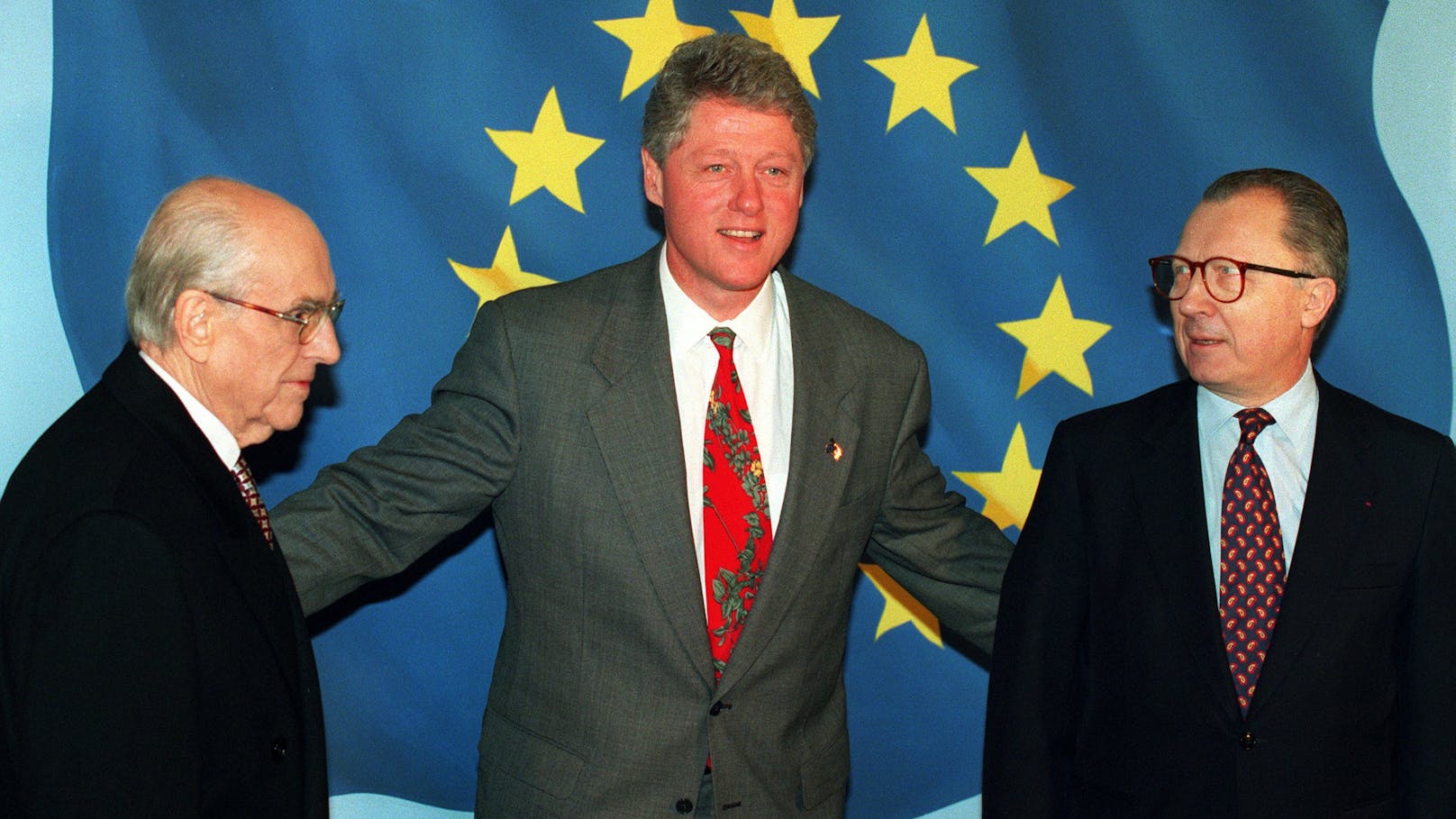 Treffen in Brüssel zwischen EU-Kommissionspräsident Jacques Delors, US-Präsident Bill Clinton und dem griechischen Premierminister Andreas Papandreou im Jänner 1994.