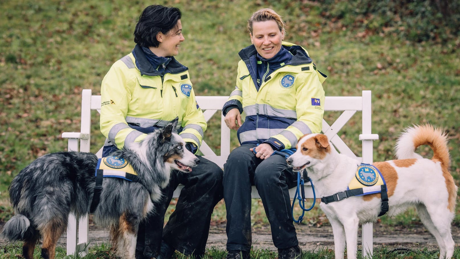 Die beiden Vereins-Oldies waren schon bei über 400 Einsätzen dabei. Am Foto mit "Milow" und "Happy".