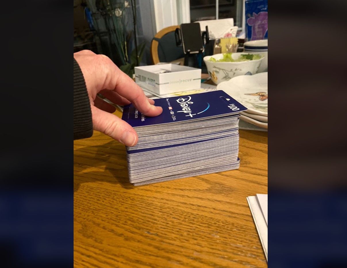 Diesen Stapel aus Geschenkkarten für den Streamingdienst Disney+ sammelte die Familie aus Illinois an. Dabei war das gar nicht ihre Absicht.