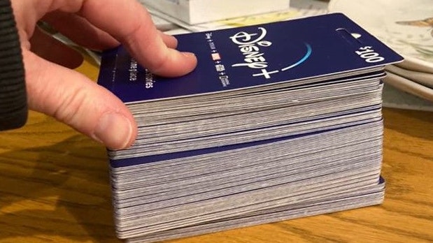 Diesen Stapel aus Geschenkkarten für den Streamingdienst Disney+ sammelte die Familie aus Illinois an. Dabei war das gar nicht ihre Absicht.