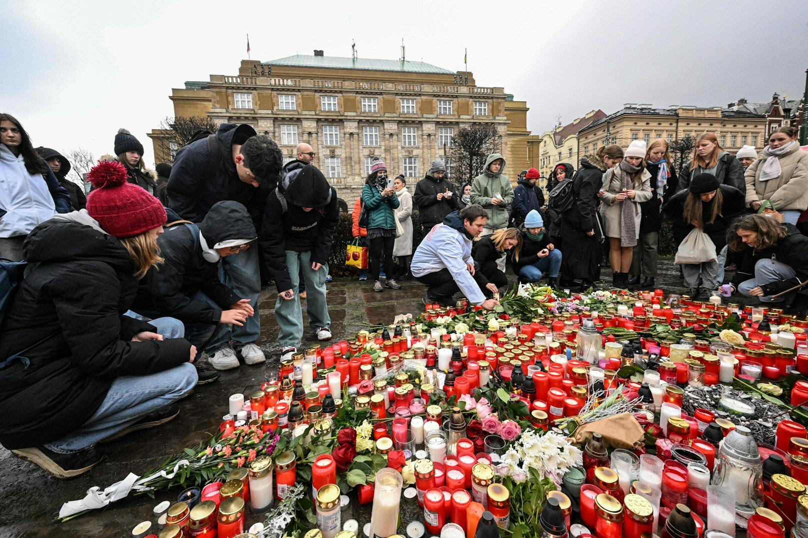 Gedenken an die Opfer: Menschen bringen Kerzen und Blumen zur der Karlsuniversität, wo David K. 14 Menschen erschoss.
