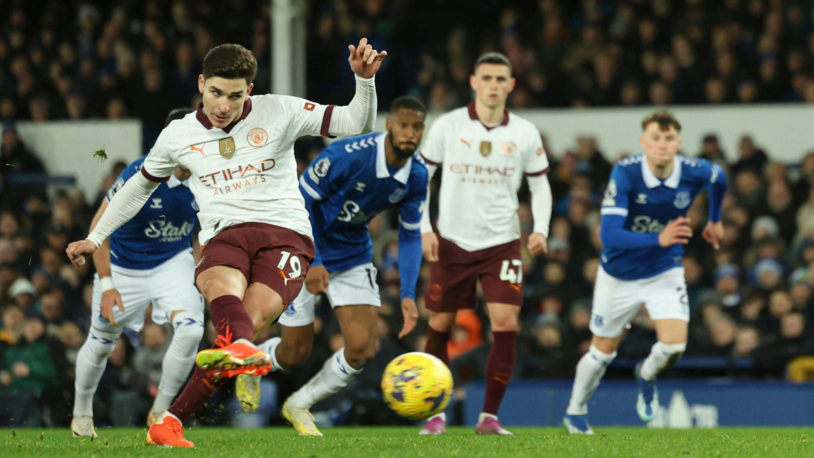 Julian Alvarez besorgte das 2:1 für Manchester City gegen Everton.