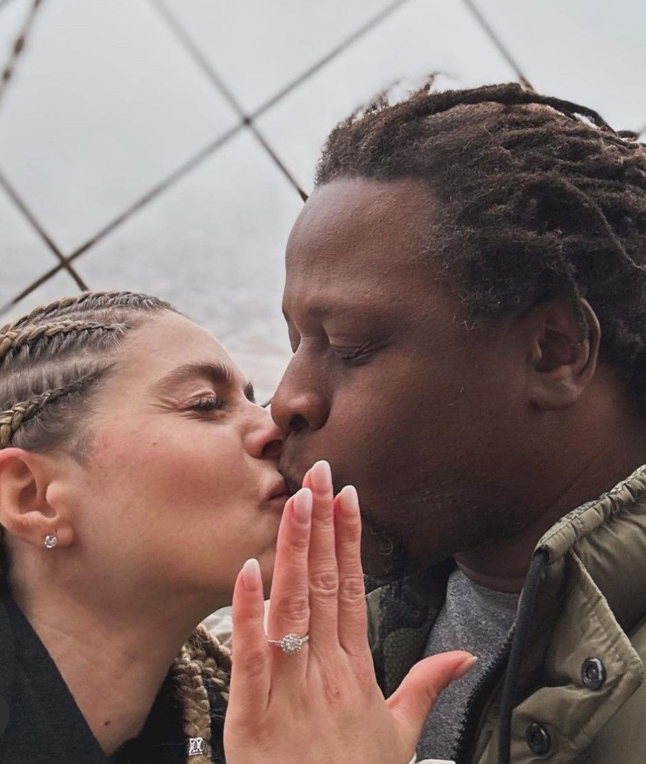 Mola Adesbisi und seine Freundin Adelina Zilai sind offiziell verlobt.