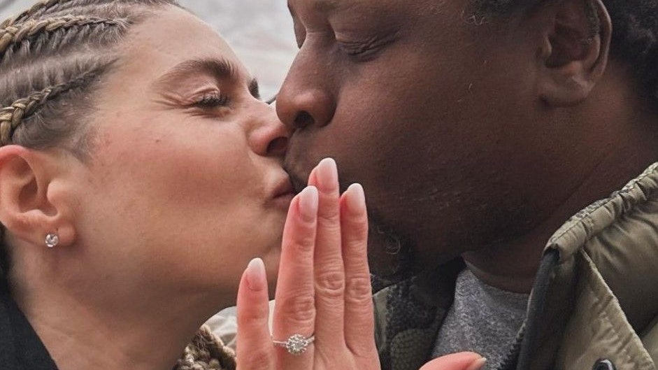 Mola Adesbisi und seine Freundin Adelina Zilai sind offiziell verlobt.