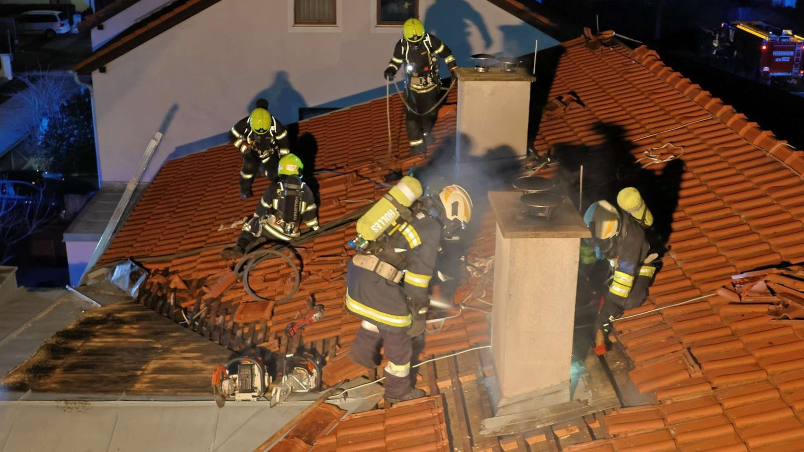 Auch das Dach musste geöffnet werden, nachdem sich das Feuer auf den Dachstuhl ausgebreitet hatte.