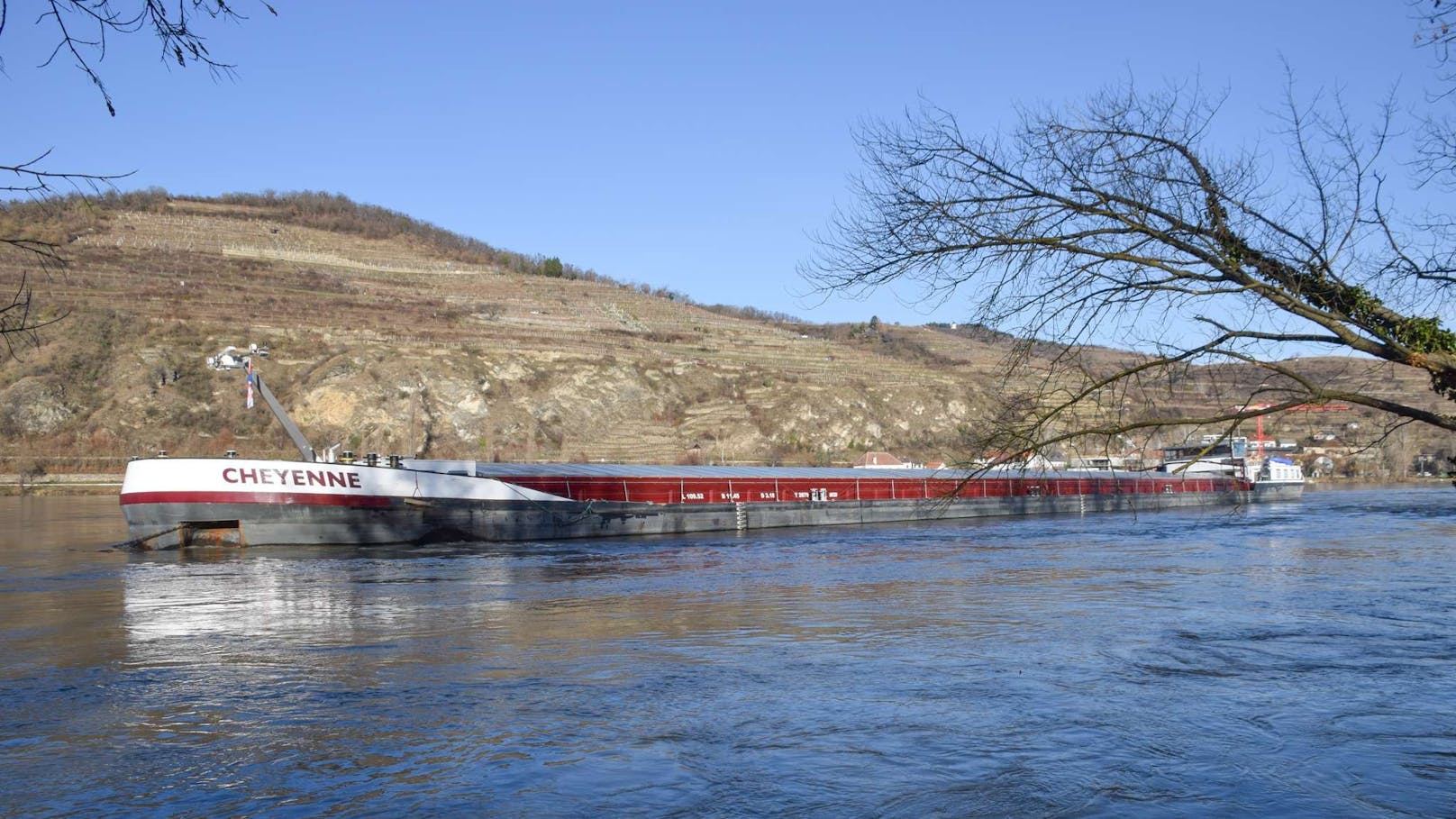 Das Schiff trieb ab und lief auf Grund.