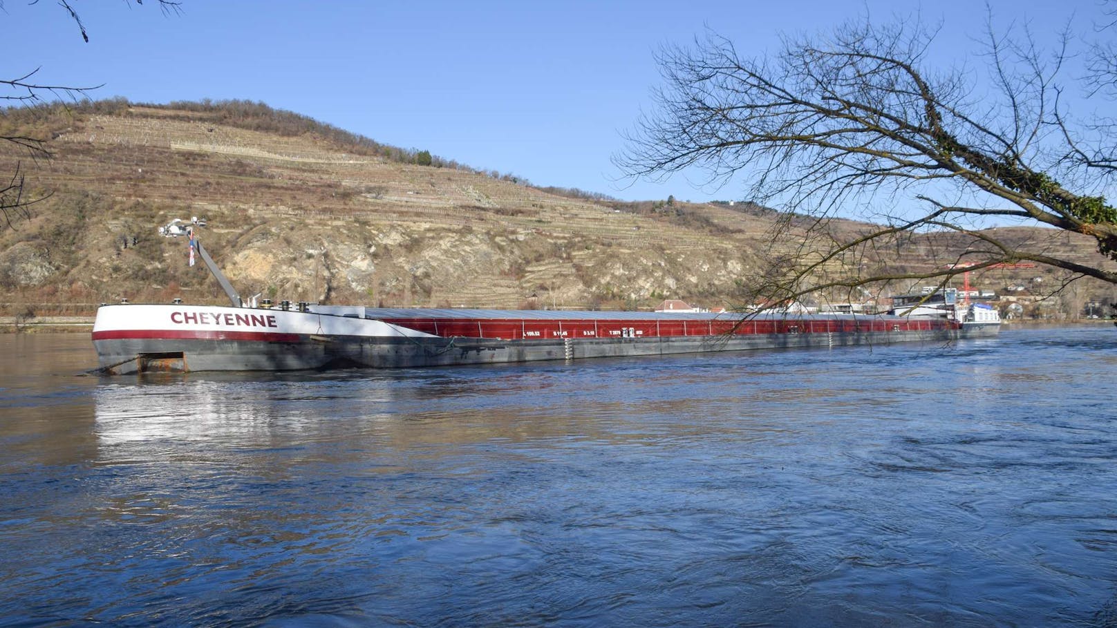 Donau-Frachter in NÖ auf Grund gelaufen