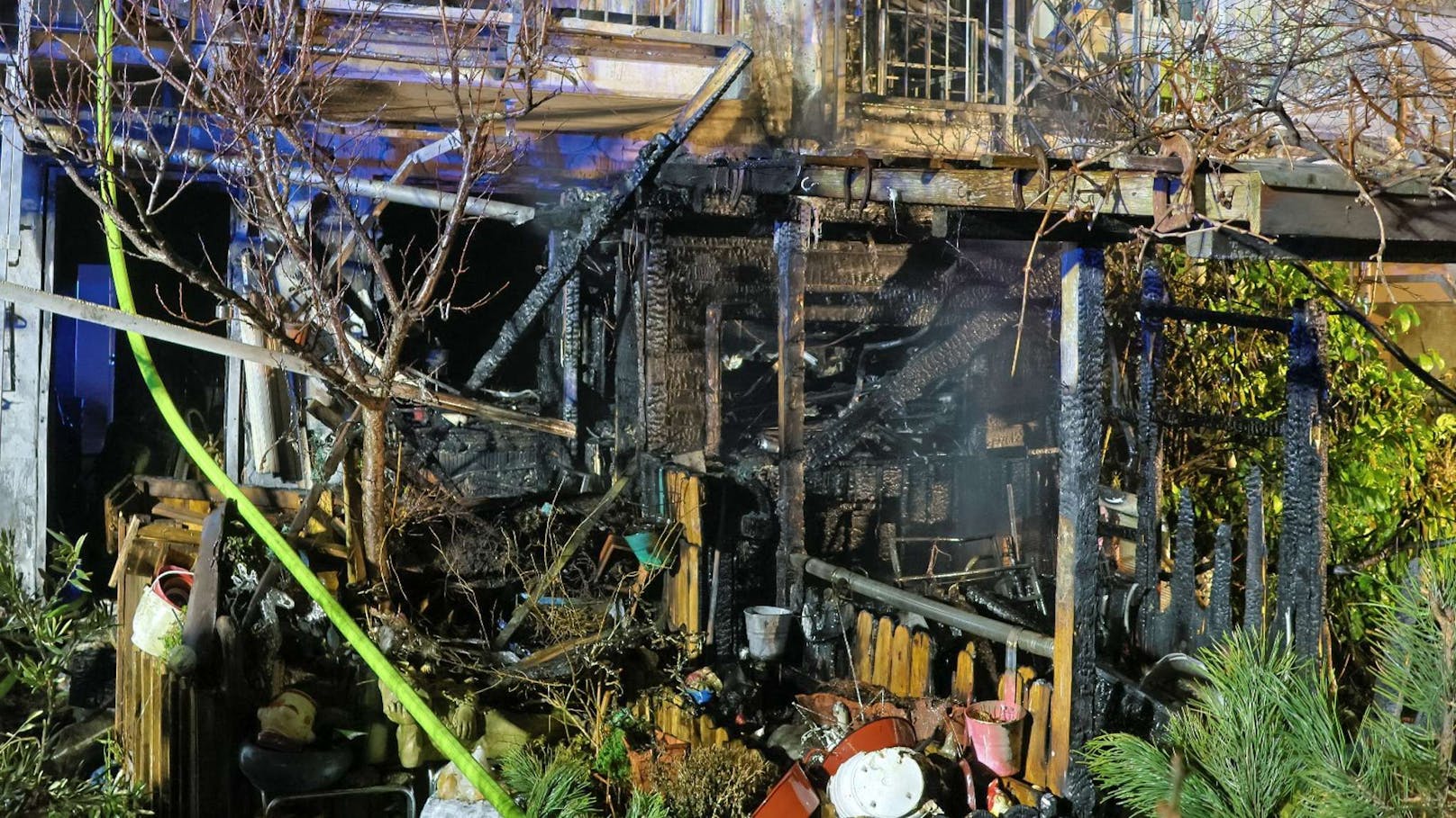 Im Garten einer Wohnung in einem Mehrparteienhaus brach Feuer aus.