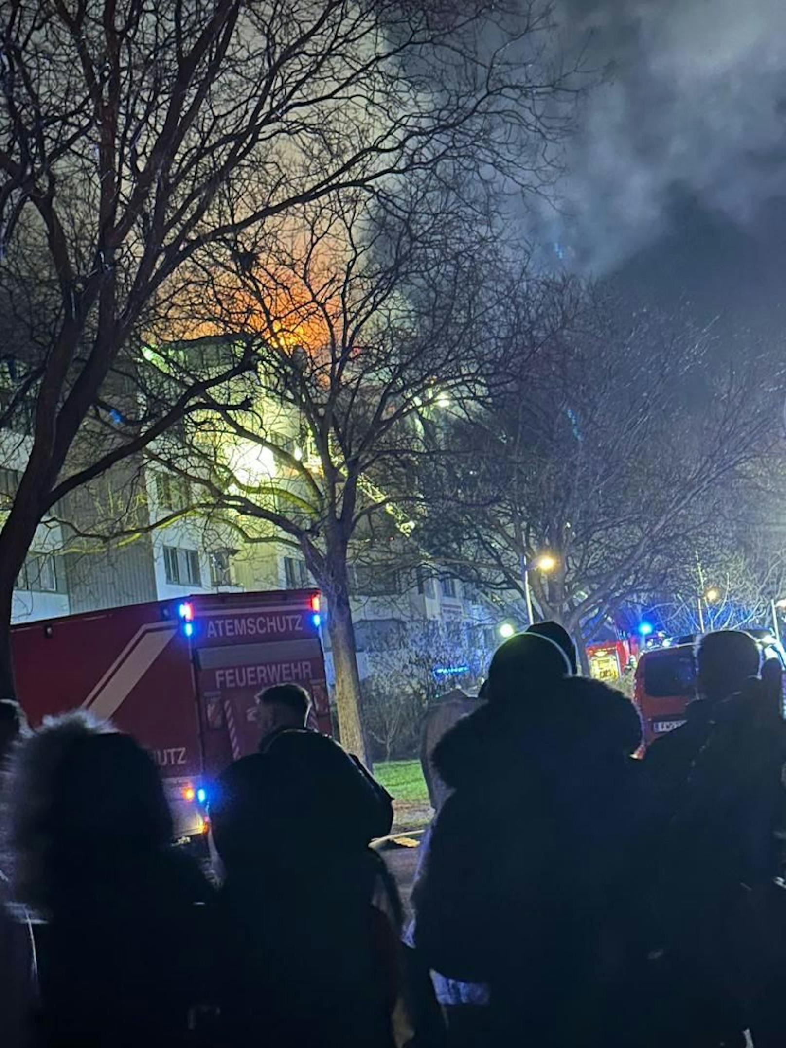 Ein Feuer in einem Wiener Gemeindebau sorgte Mittwochabend für einen Großeinsatz.