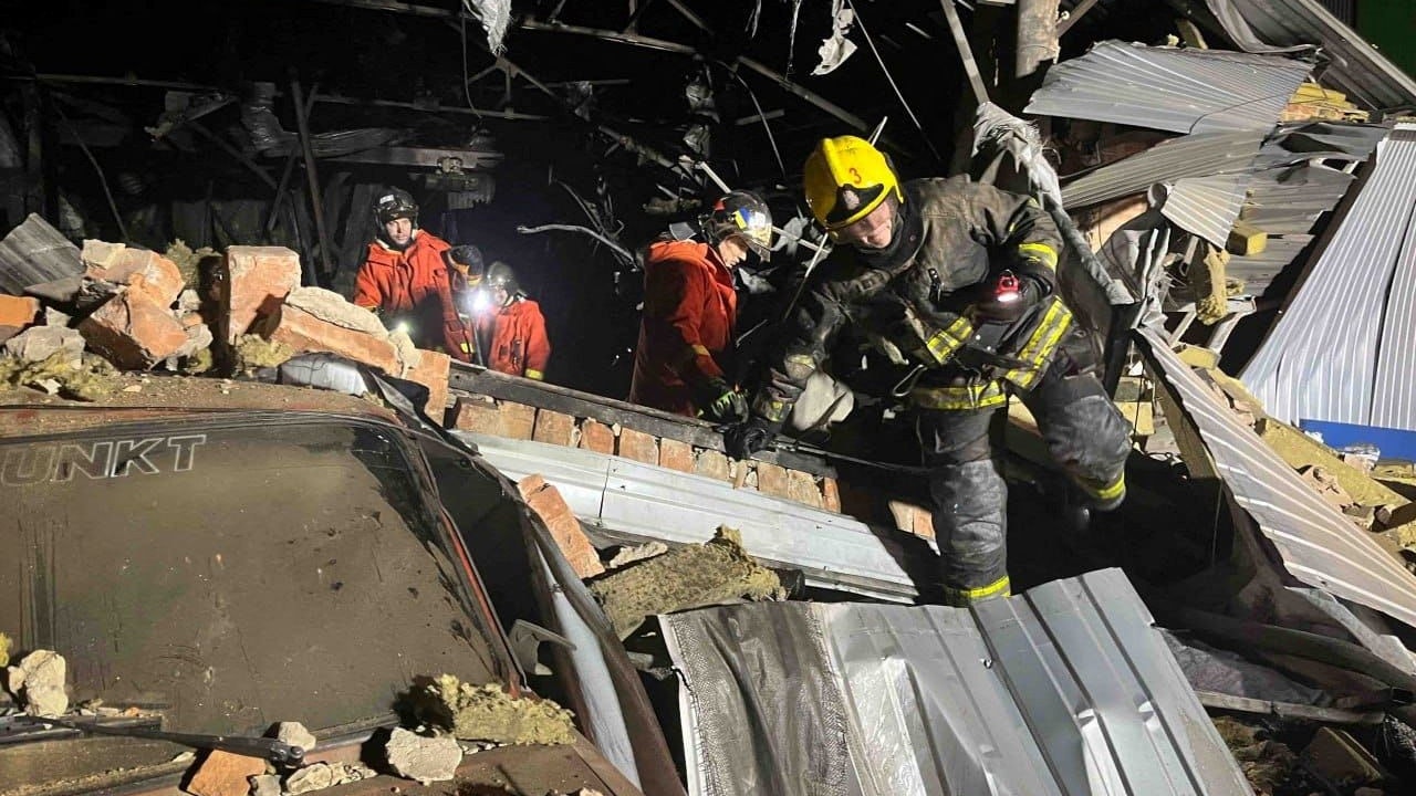 Schäden nach einem russischen Drohnenangriff auf die Ukraine.