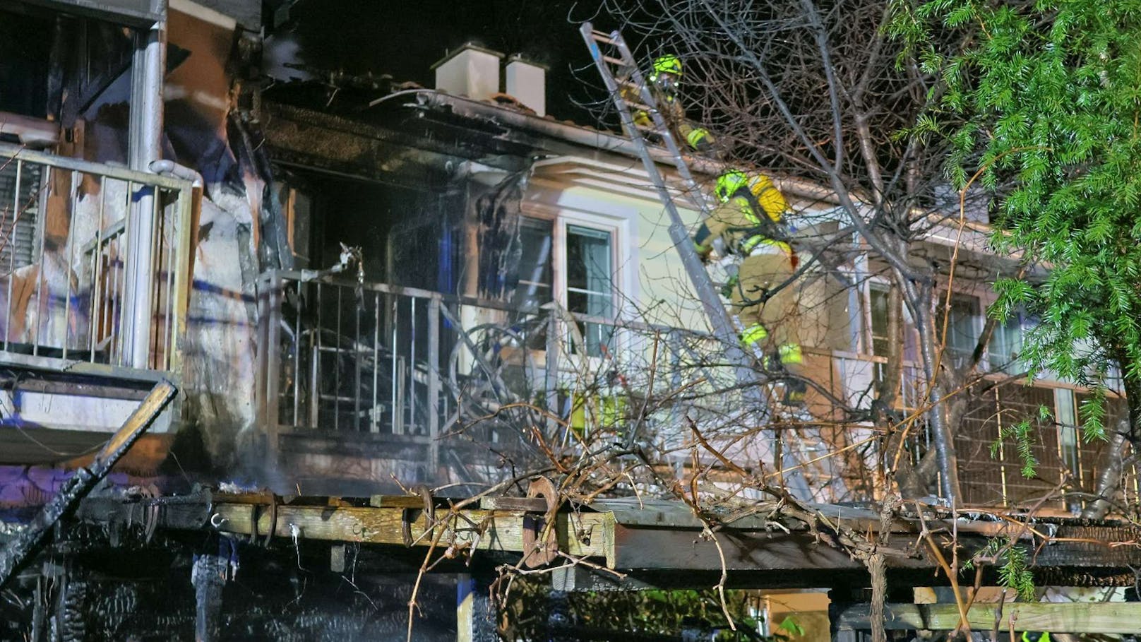 Mehrere Feuerwehren mussten die Flammen löschen.