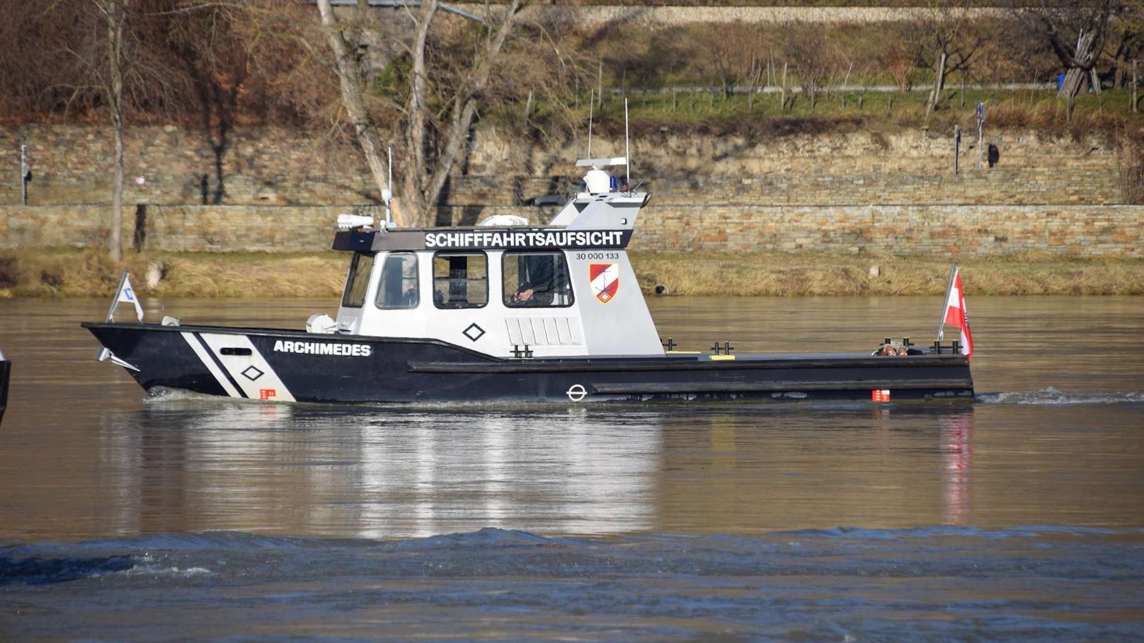 Die Schifffahrtsaufsicht steht im Einsatz.