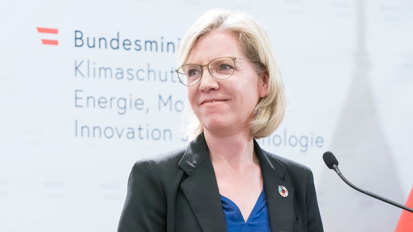 Umweltministerin Leonore Gewessler (Grüne) würde dem Renaturierungsgesetz gerne zustimmen, darf aber nicht.