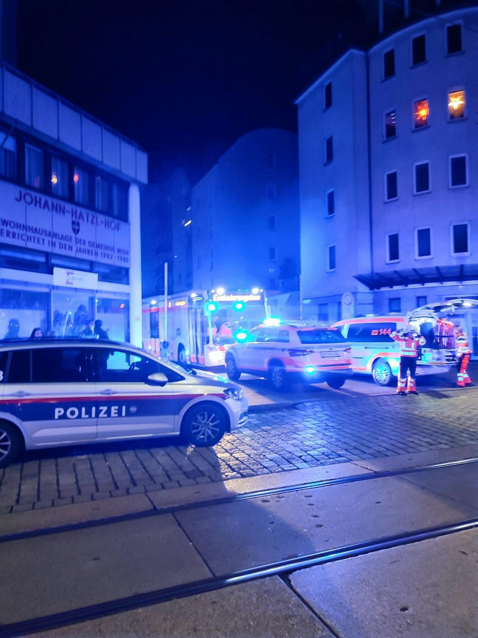 Ein Feuer in einem Wiener Gemeindebau sorgte Mittwochabend für einen Großeinsatz.