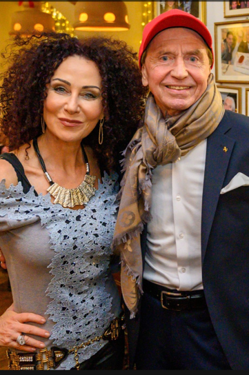 Christina Mausi Lugner mit Heribert Kasper und den vermeindlichen Schal von Louis Vuitton