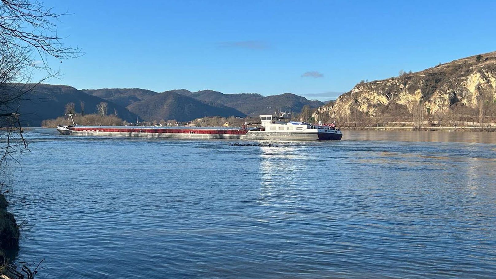 Dies misslang jedoch, in der Zwischenzeit war das Schiff abgetrieben und lief auf Grund.