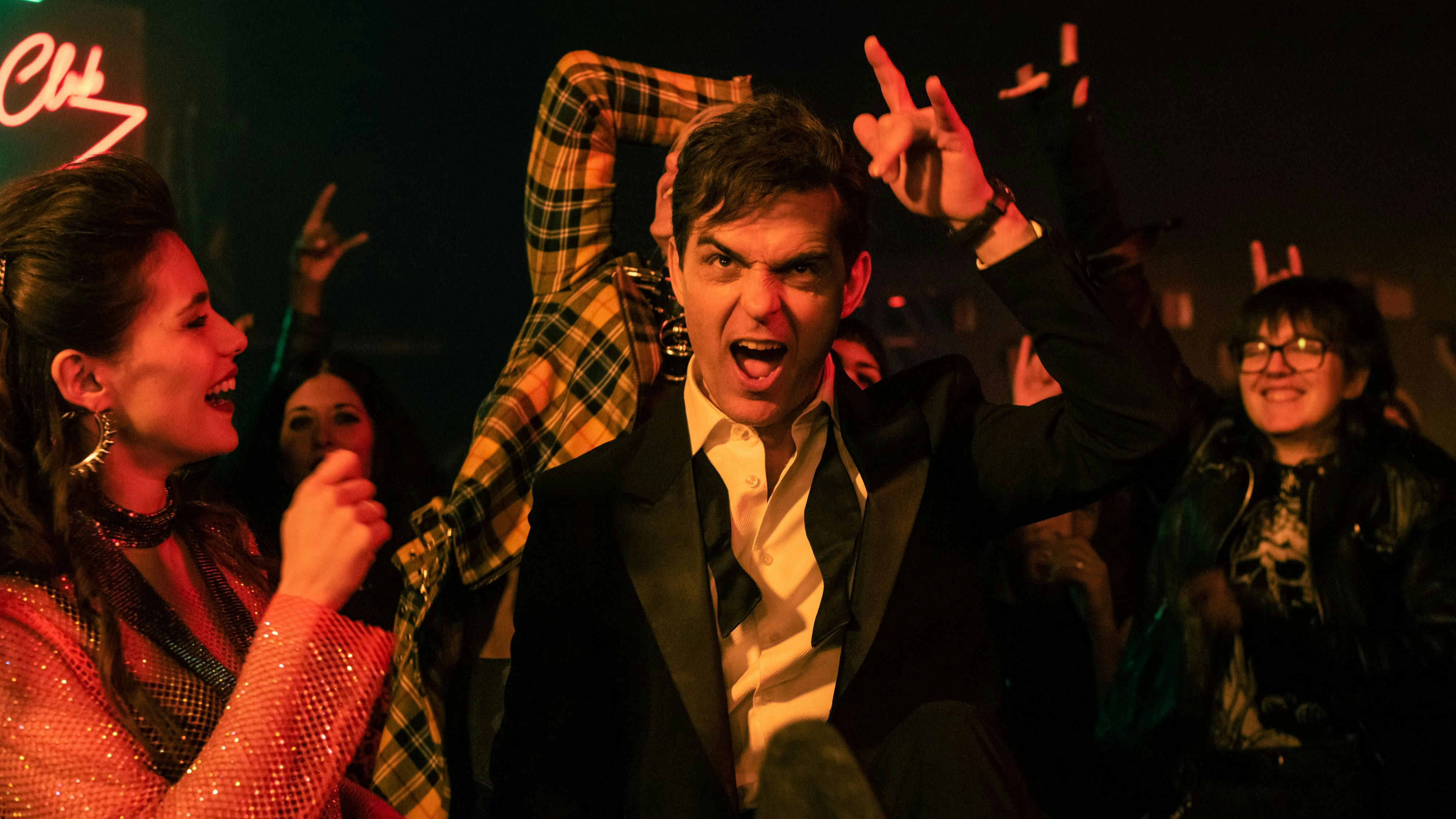 BLUE MONKEYS (L to R) SAMANTHA SIQUEIROS as CAMILE, PEDRO ALONSO as BERLíN in episode 02 of BLUE MONKEYS. Cr. TAMARA ARRANZ/NETFLIX © 2023