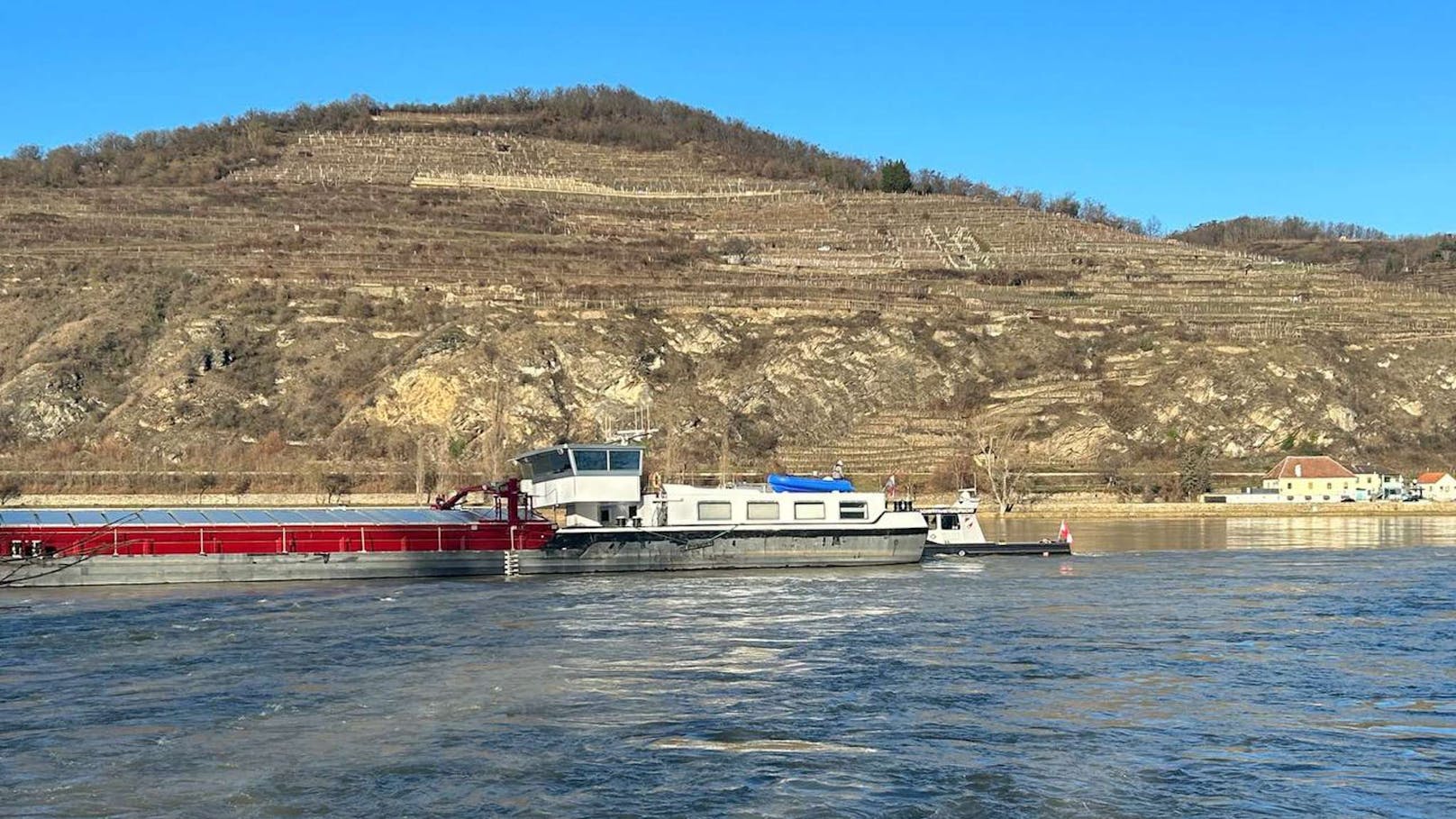Das holländische Frachtschiff lief bei Mautern auf der Donau auf Grund.
