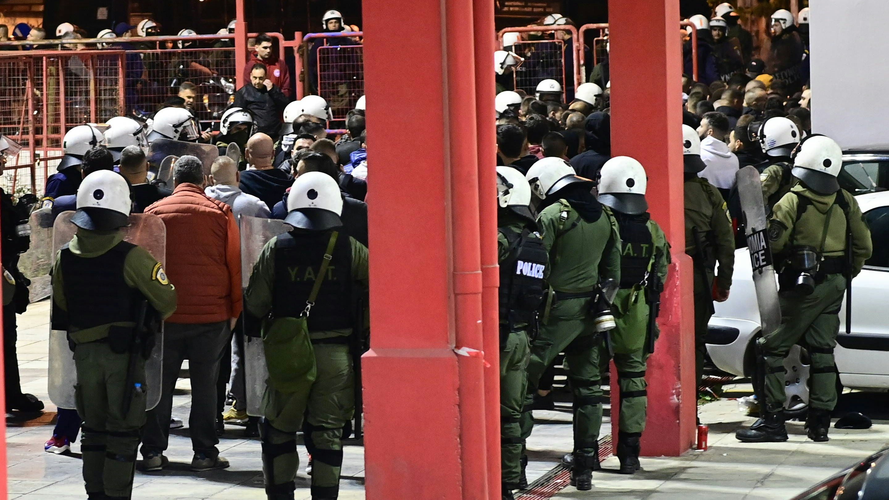 Die Szenen vor der Arena in Piräus in Griechenland.