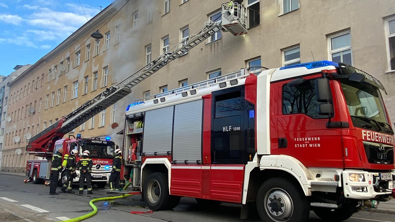 Feuerwehr rettet Wiener mit Drehleiter aus Flammen-Haus