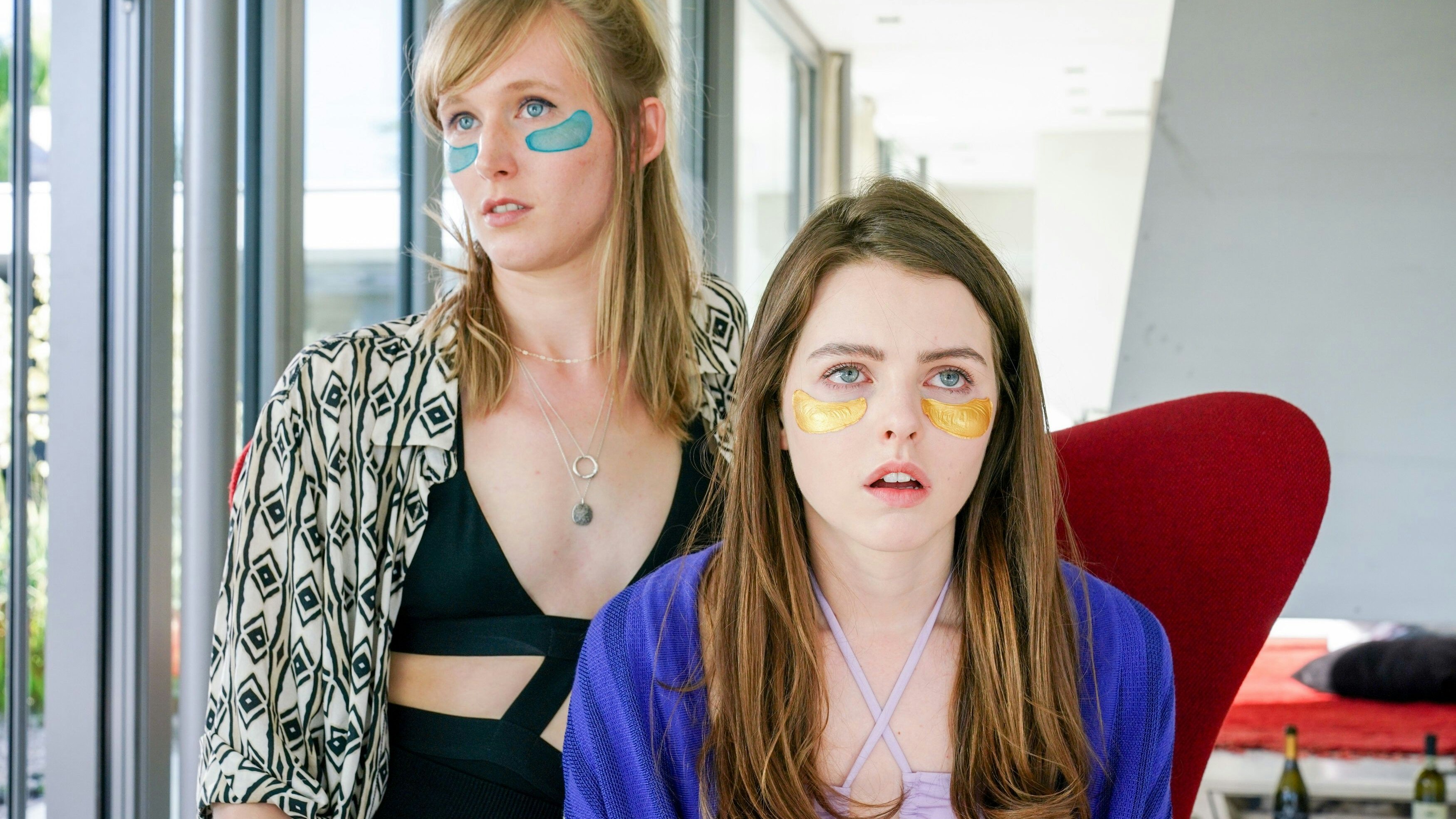 Theresa Riess (l.) spielt Tiziana Sund, Fanni Schneider mimt Penelope Sund