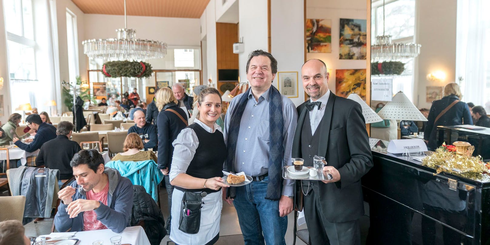 Friedrich Sedlar mit den Bediensteten im Café Prückel am Wiener Stubenring. 