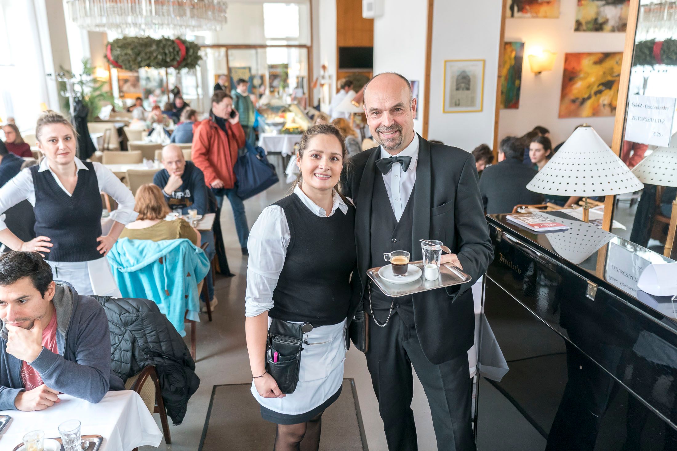 Stammgäste kennen das Personal seit Jahren - und werden es weiterhin erleben. Denn die neuen Eigentümer wollen am Erfolgskonzept des Hauses nichts ändern. 