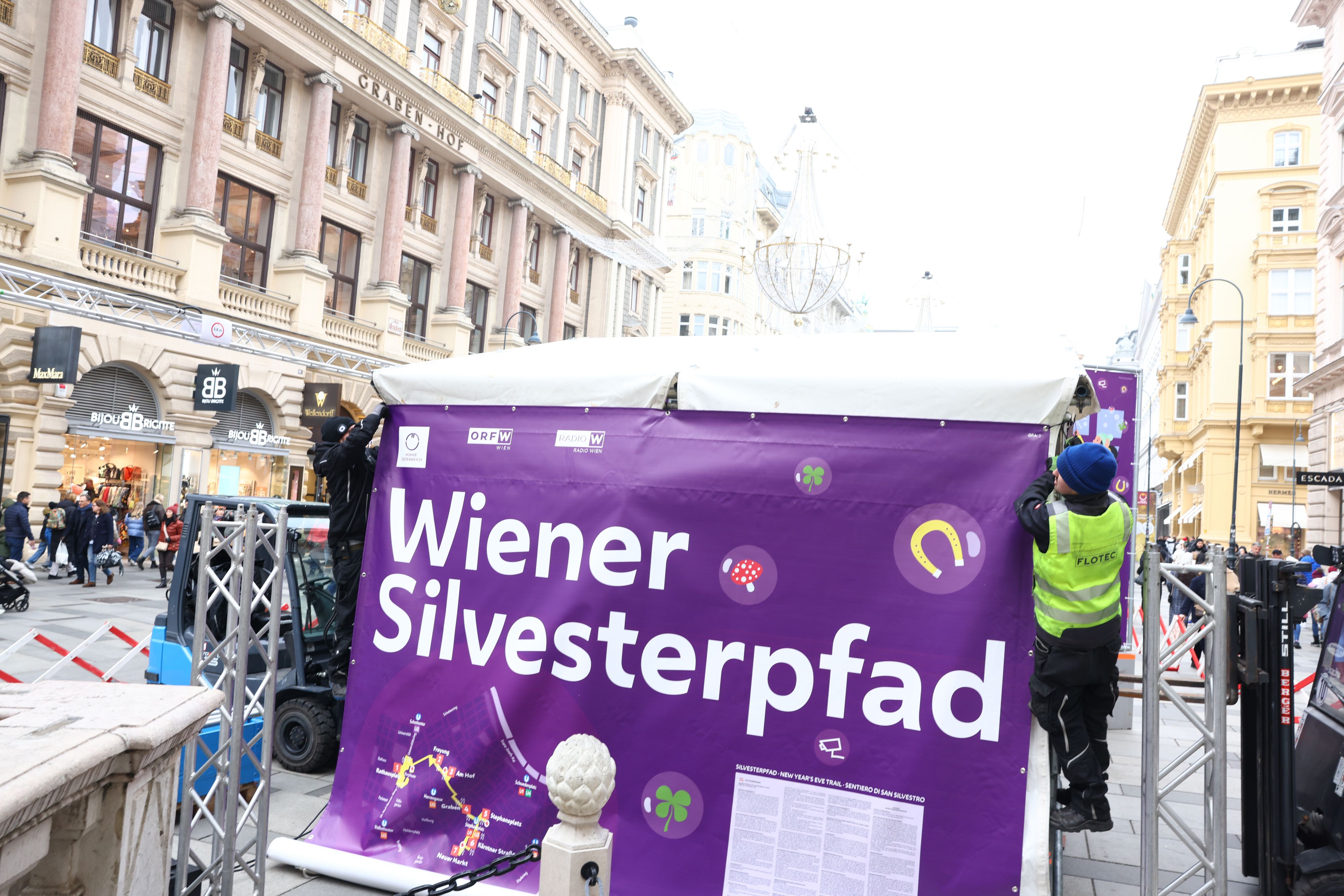 Auch am Graben in der Wiener Innenstadt wird heuer wieder eine Bühne des Silvesterpfades stehen. Die Aufbauarbeiten sind in vollem Gange.