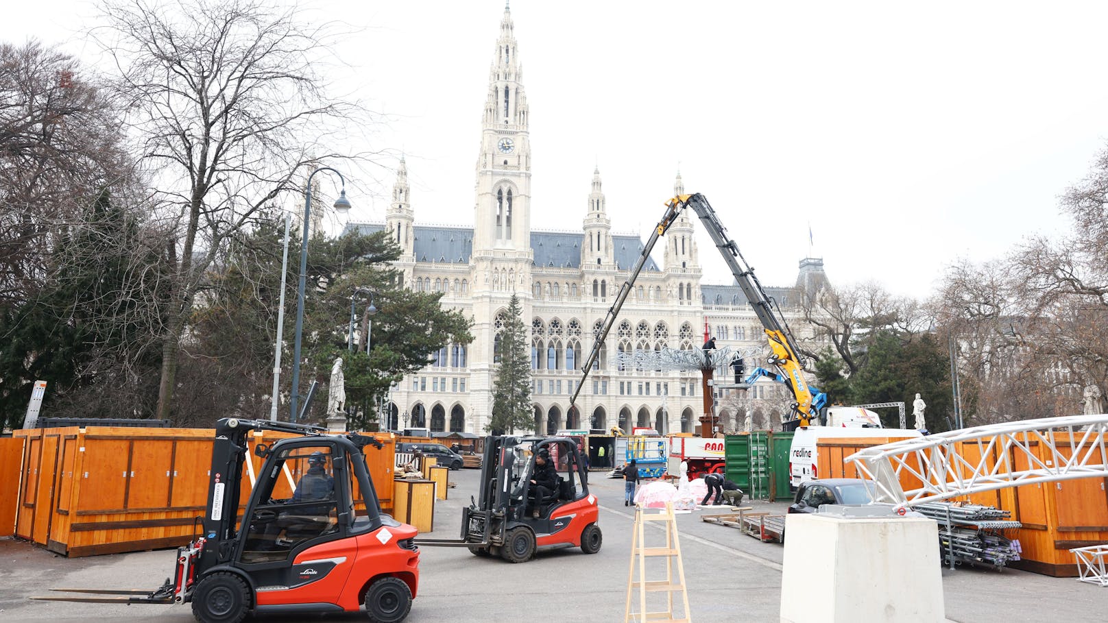 Am Wiener Rathausplatz gibt es heuer erstmals eine Bühne. Abbau vom Christkindlmarkt und Aufbau des Silvesterpfades laufen Hand in Hand. 